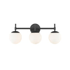 Luminaire de salle de bain à 3 lampes 929 Lighting, disponible en plusieurs finitions et avec abat-jour en verre opale.