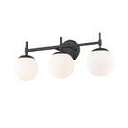 Luminaire de salle de bain à 3 lampes 929 Lighting, disponible en plusieurs finitions et avec abat-jour en verre opale.