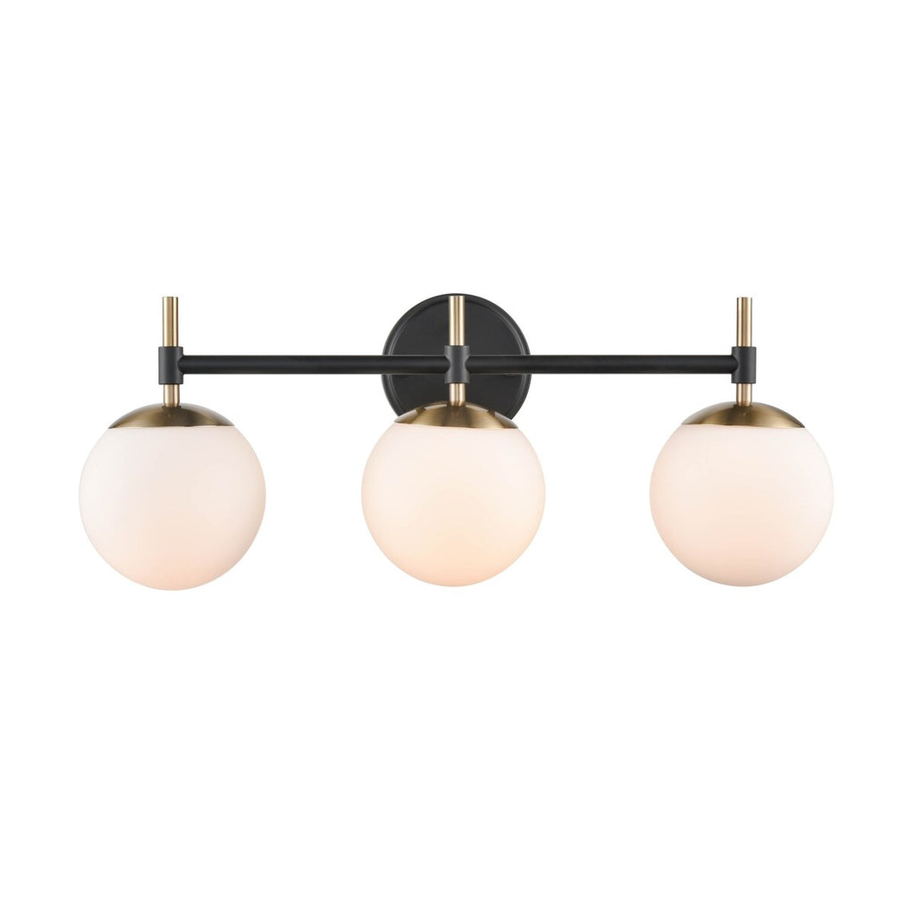 Luminaire de salle de bain à 3 lampes 929 Lighting, disponible en plusieurs finitions et avec abat-jour en verre opale.