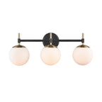 Luminaire de salle de bain à 3 lampes 929 Lighting, disponible en plusieurs finitions et avec abat-jour en verre opale.