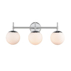 Luminaire de salle de bain à 3 lampes 929 Lighting, disponible en plusieurs finitions et avec abat-jour en verre opale.