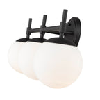 Luminaire de salle de bain à 3 lampes 929 Lighting, disponible en plusieurs finitions et avec abat-jour en verre opale.