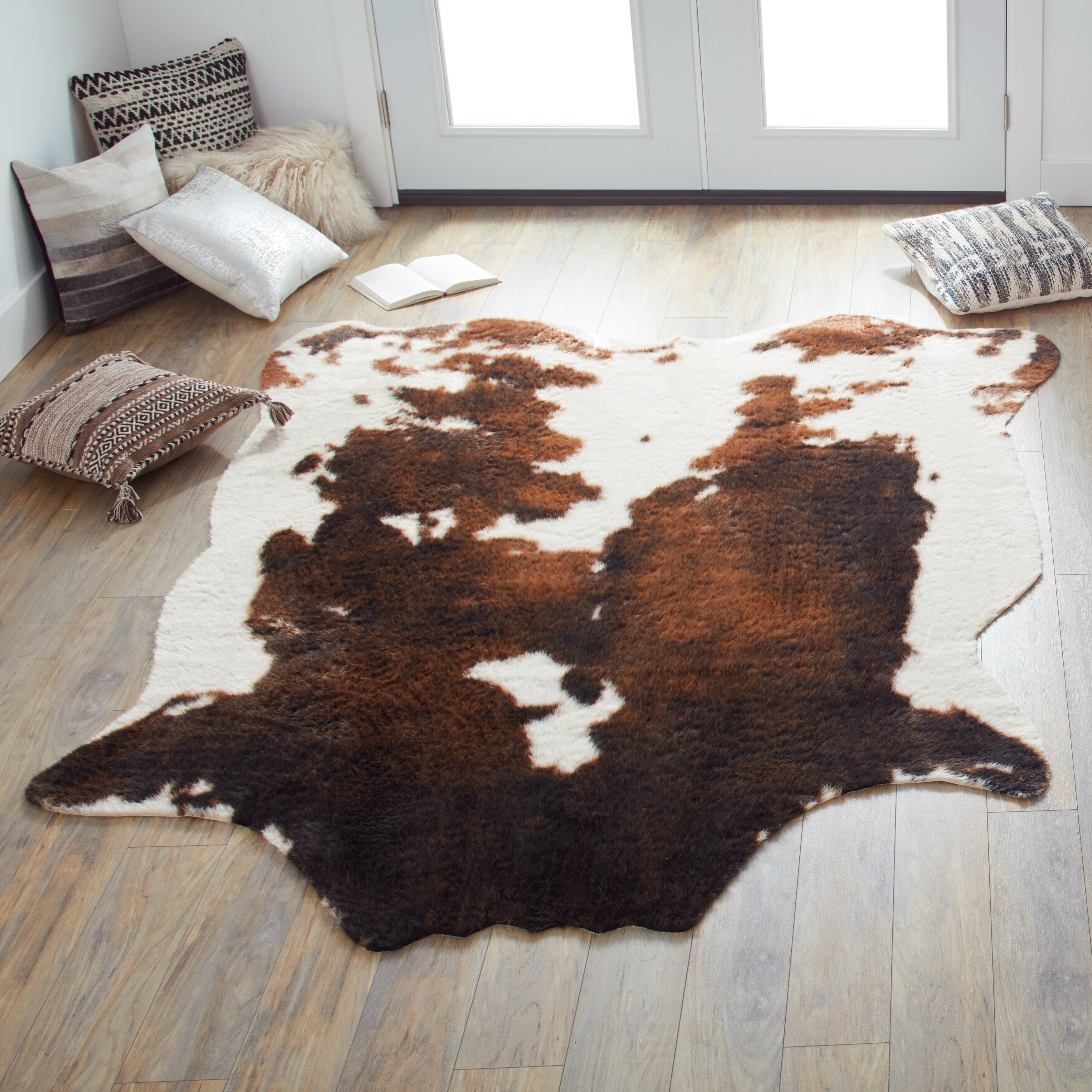 Tapis en fausse peau de vache Yosemite d'Alexander Home