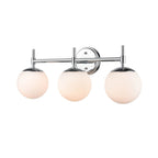 Luminaire de salle de bain à 3 lampes 929 Lighting, disponible en plusieurs finitions et avec abat-jour en verre opale.