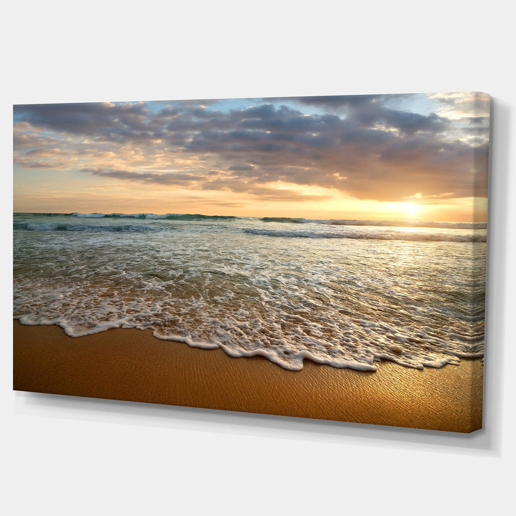 Coucher de soleil nuageux et lumineux sur un océan calme - Toile d'art contemporain représentant un paysage marin