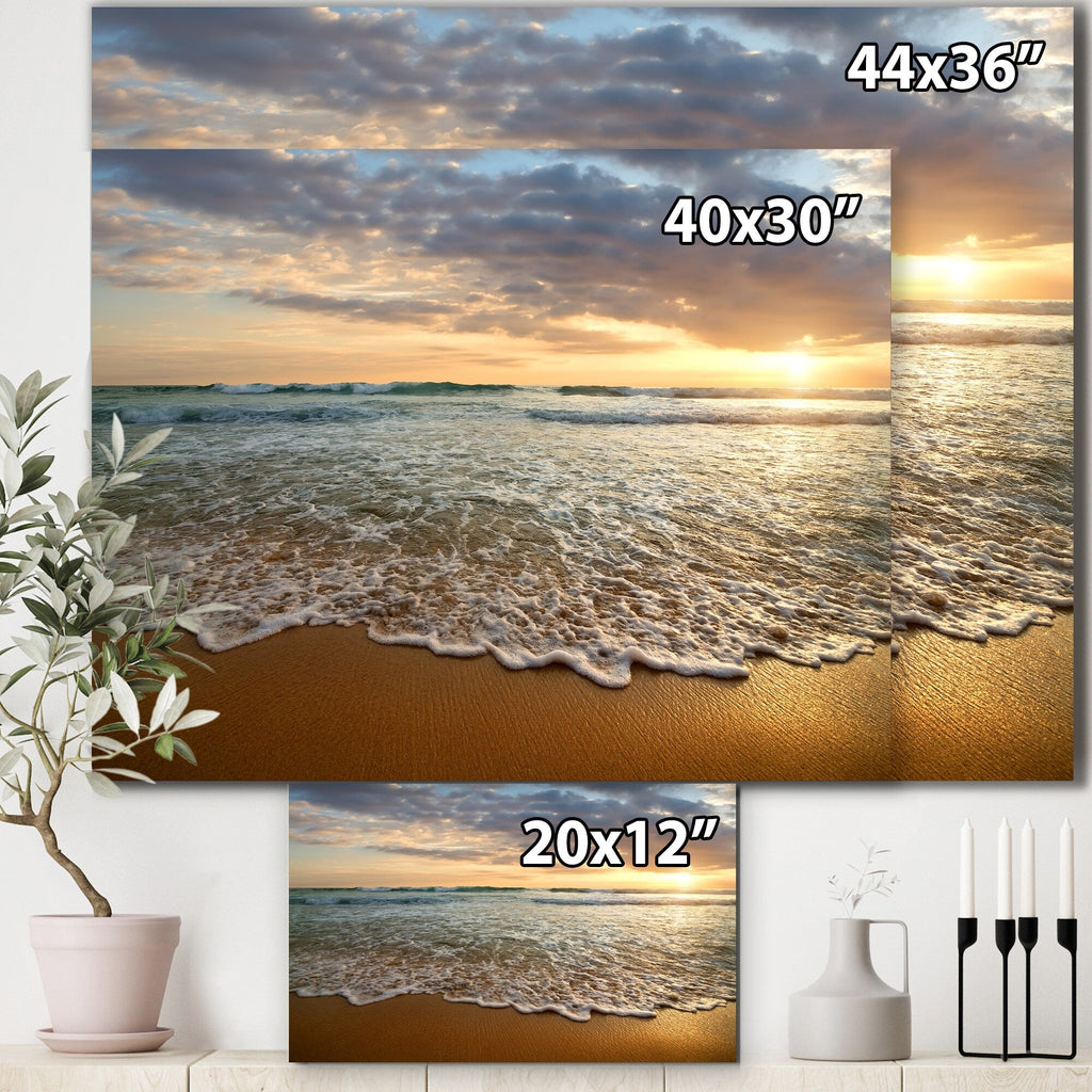 Coucher de soleil nuageux et lumineux sur un océan calme - Toile d'art contemporain représentant un paysage marin