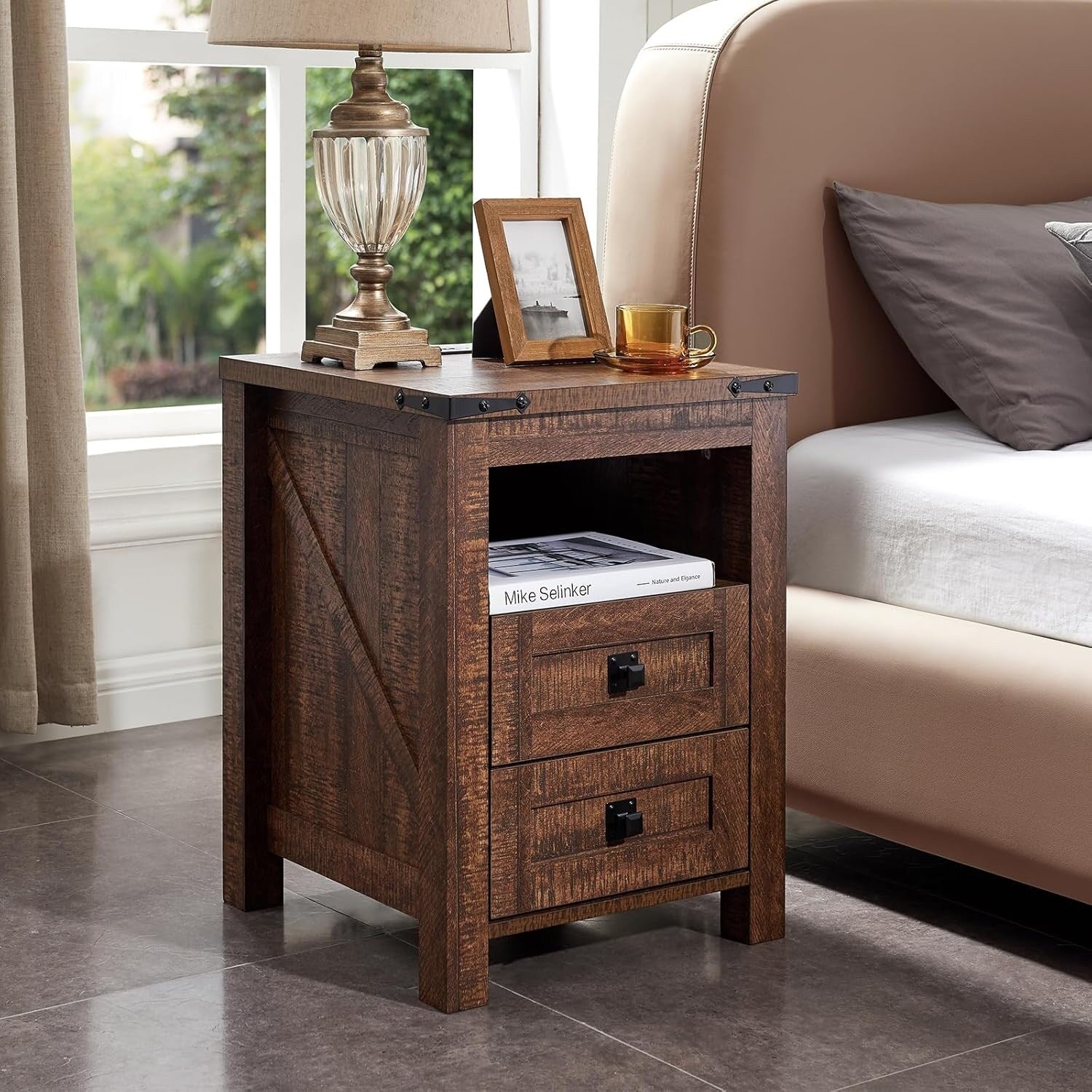 Table de chevet de style ferme avec station de charge, table d'appoint et table d'appoint