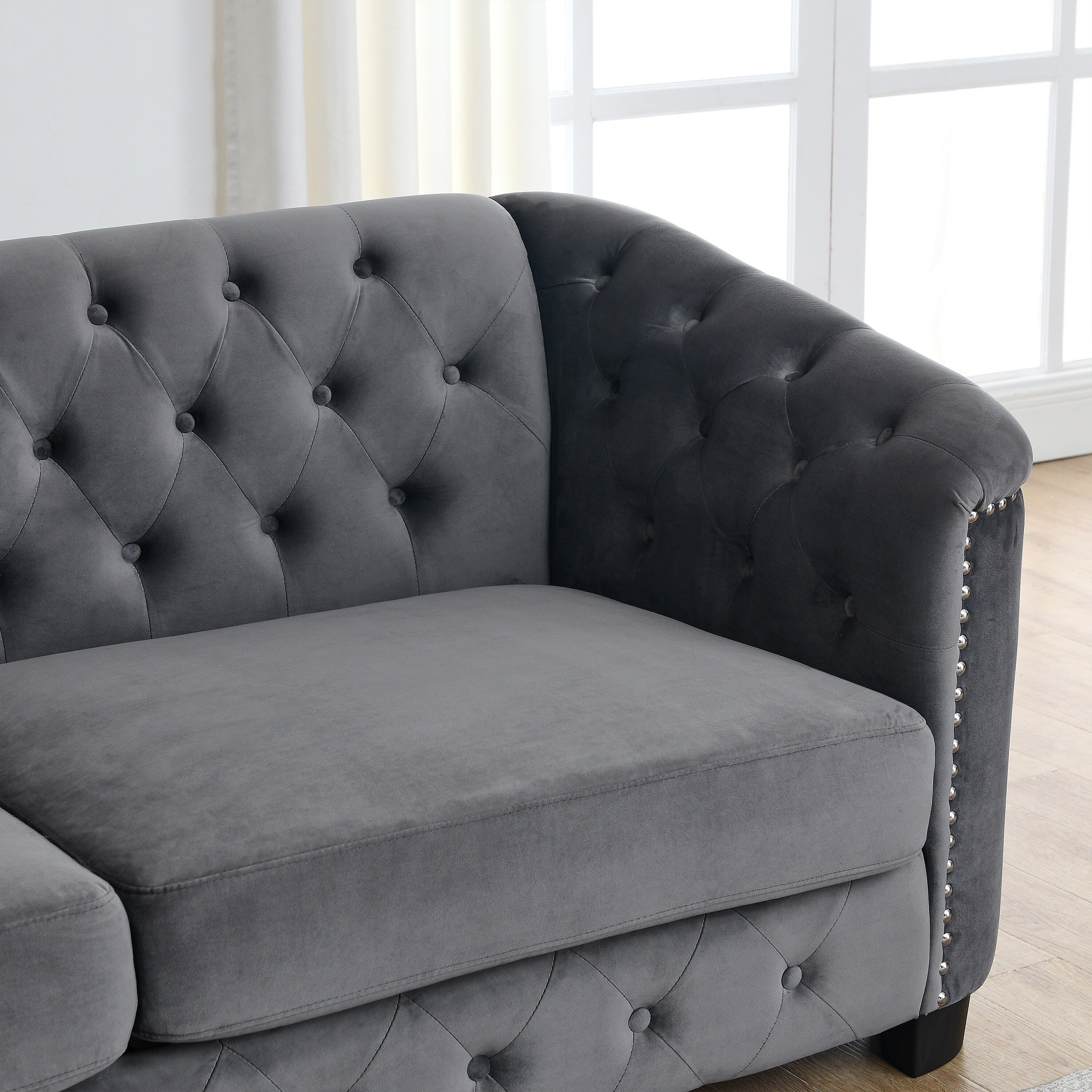 Canapé 2 places en velours gris moderne de 59 po avec dossier capitonné et accoudoirs cloutés