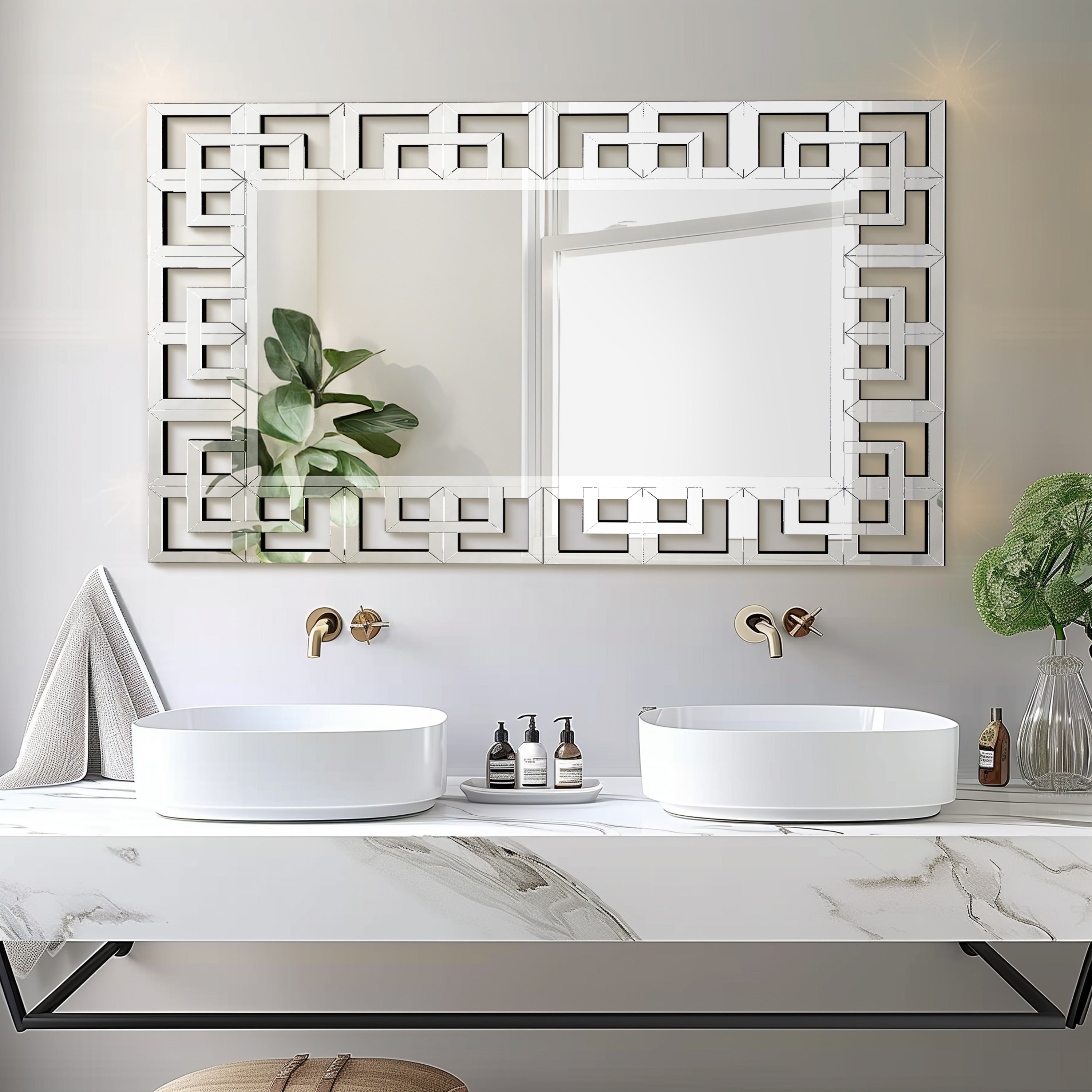Grand miroir mural décoratif avec cadre géométrique aux accents argentés