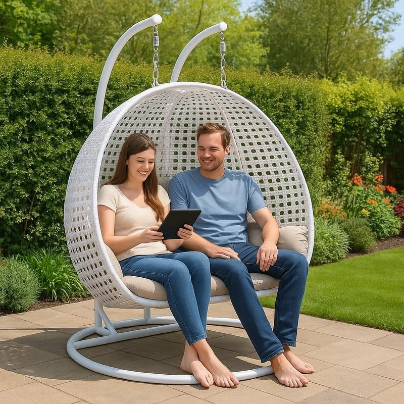 Fauteuil suspendu LeisureMod pour 2 personnes avec support - Chaise longue hamac en rotin et osier pour patio extérieur/intérieur avec coussins