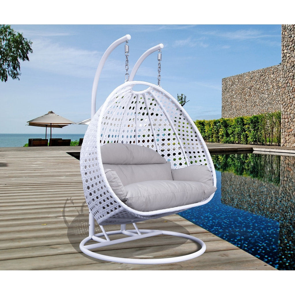 Fauteuil suspendu LeisureMod pour 2 personnes avec support - Chaise longue hamac en rotin et osier pour patio extérieur/intérieur avec coussins