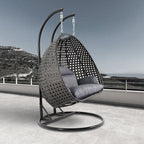 Fauteuil suspendu LeisureMod pour 2 personnes avec support - Chaise longue hamac en rotin et osier pour patio extérieur/intérieur avec coussins