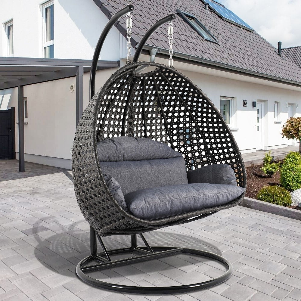 Fauteuil suspendu LeisureMod pour 2 personnes avec support - Chaise longue hamac en rotin et osier pour patio extérieur/intérieur avec coussins