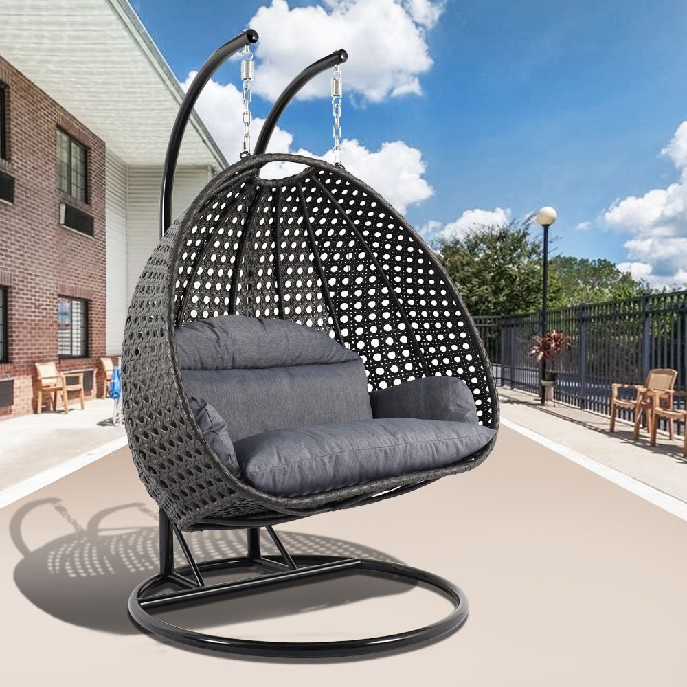 Fauteuil suspendu LeisureMod pour 2 personnes avec support - Chaise longue hamac en rotin et osier pour patio extérieur/intérieur avec coussins