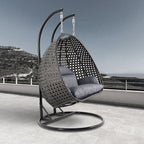 Fauteuil suspendu LeisureMod pour 2 personnes avec support - Chaise longue hamac en rotin et osier pour patio extérieur/intérieur avec coussins