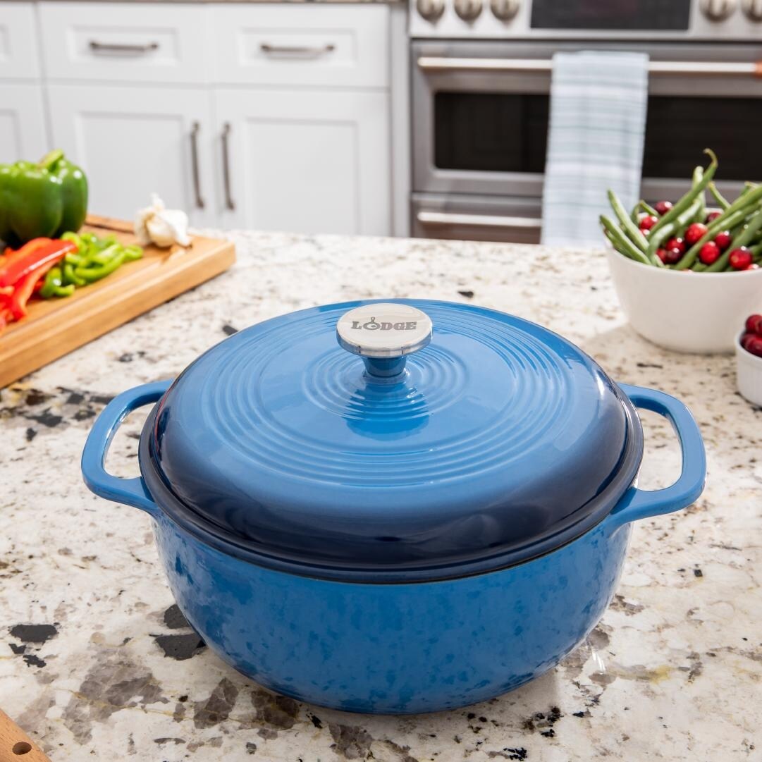 Cocotte en fonte émaillée bleue Lodge Essential de 6 pintes