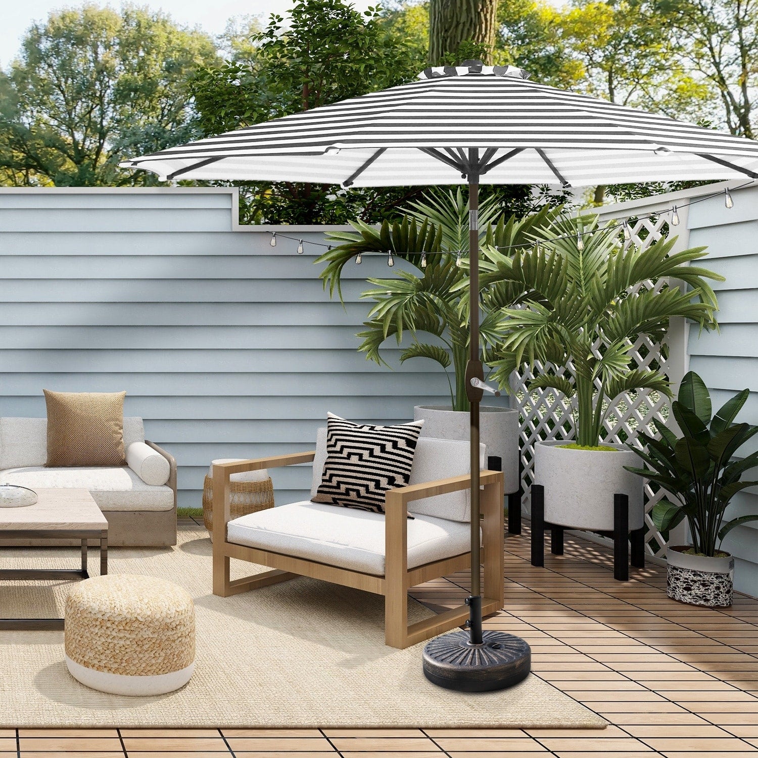 Parasol de patio Lopes de 9 pieds avec base en finition bronze et support de poids inclus