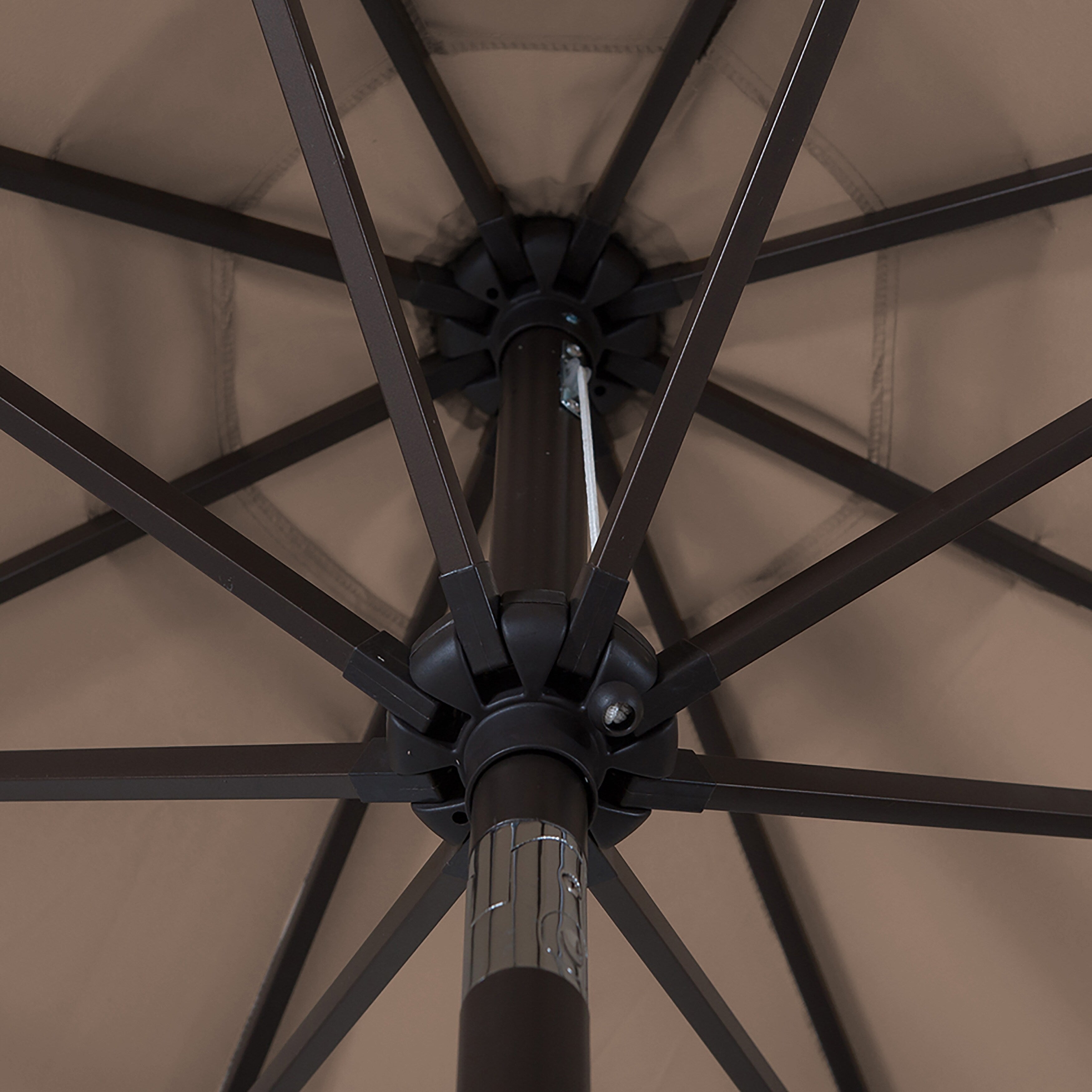 Parasol de patio Lopes de 9 pieds avec base en finition bronze et support de poids inclus
