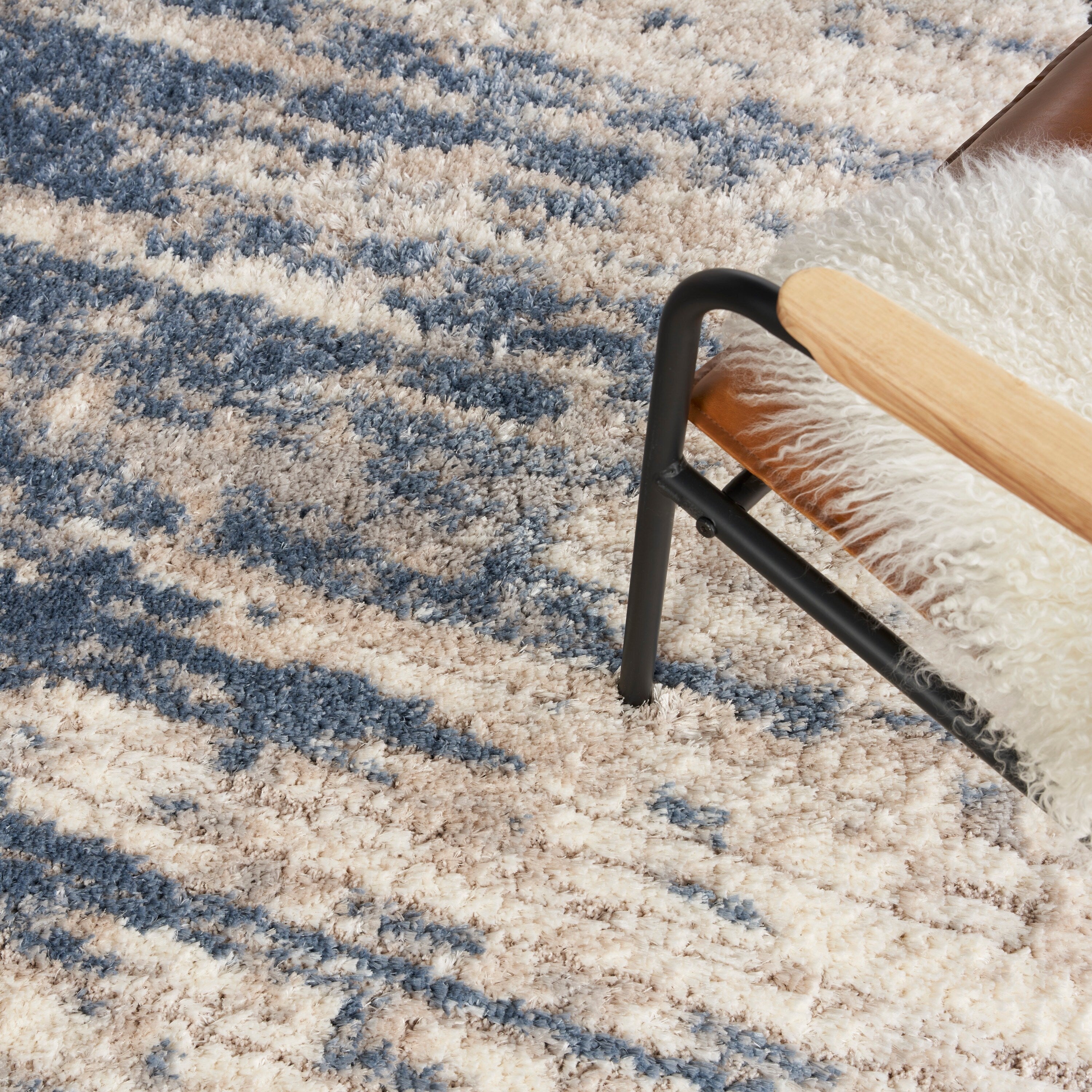 Tapis Nourison luxueux à poils longs et ultra moelleux, style abstrait glamour