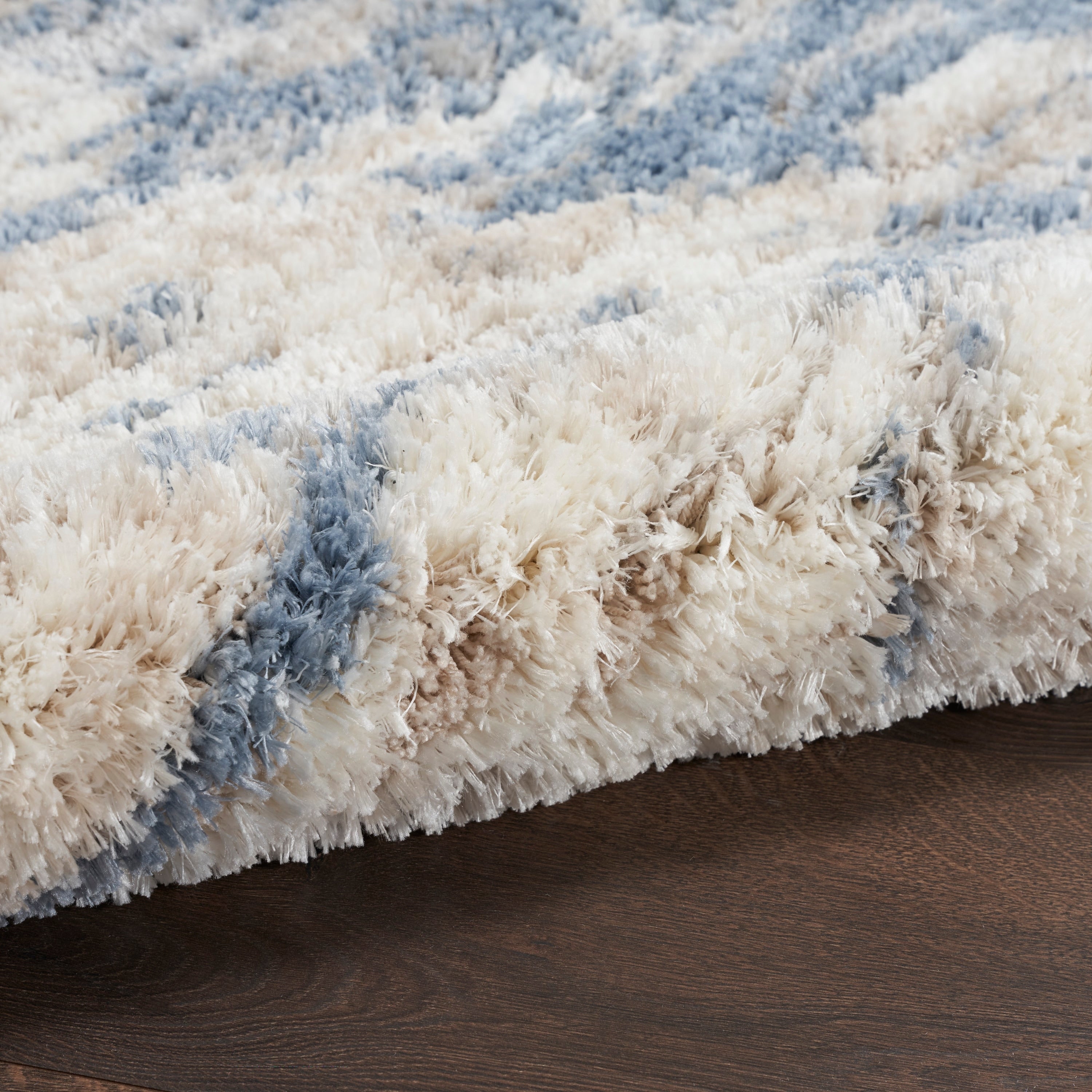 Tapis Nourison luxueux à poils longs et ultra moelleux, style abstrait glamour