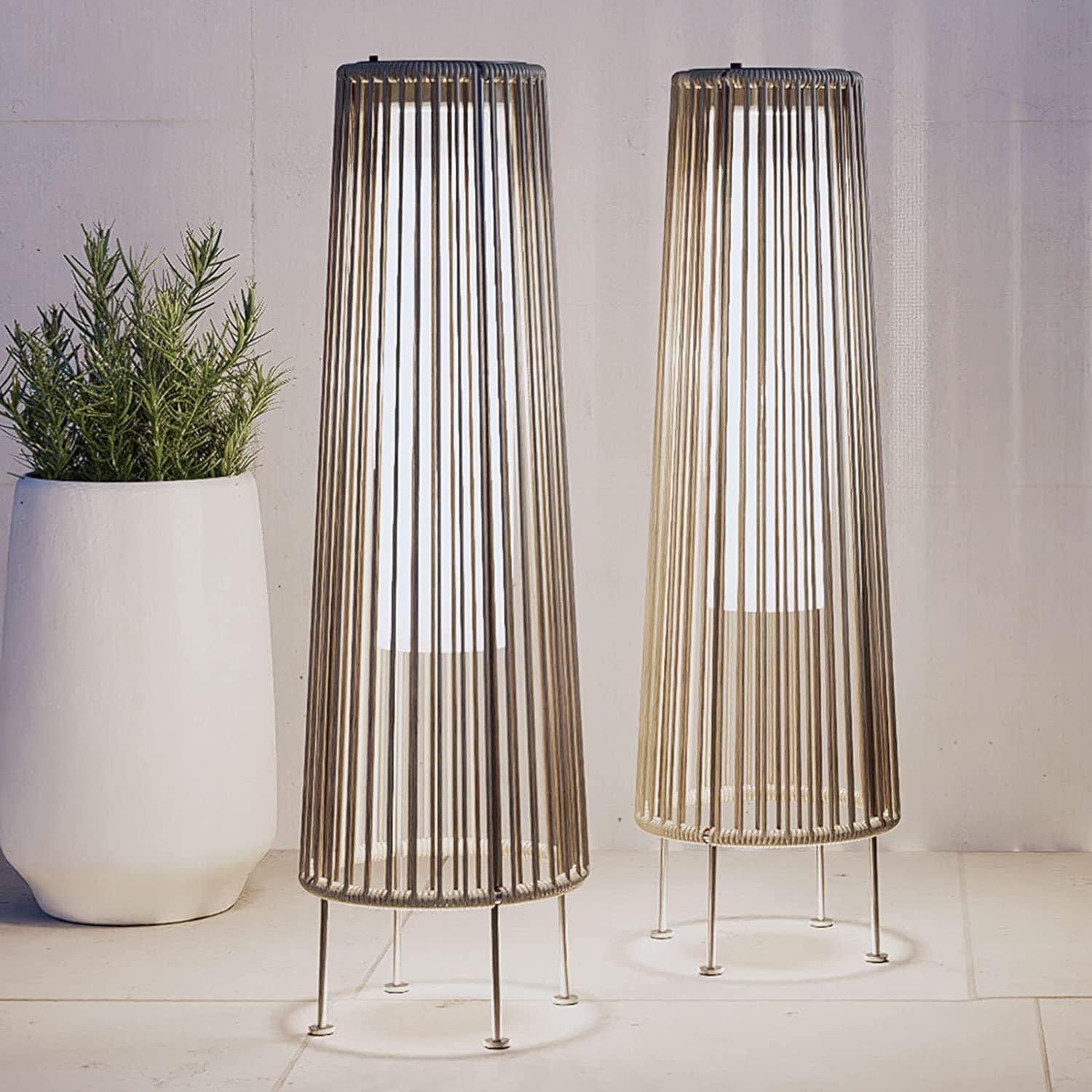 Lot de 2 lampes solaires d'extérieur en osier, résistantes aux intempéries, idéales pour terrasse, porche, cour ou jardin.