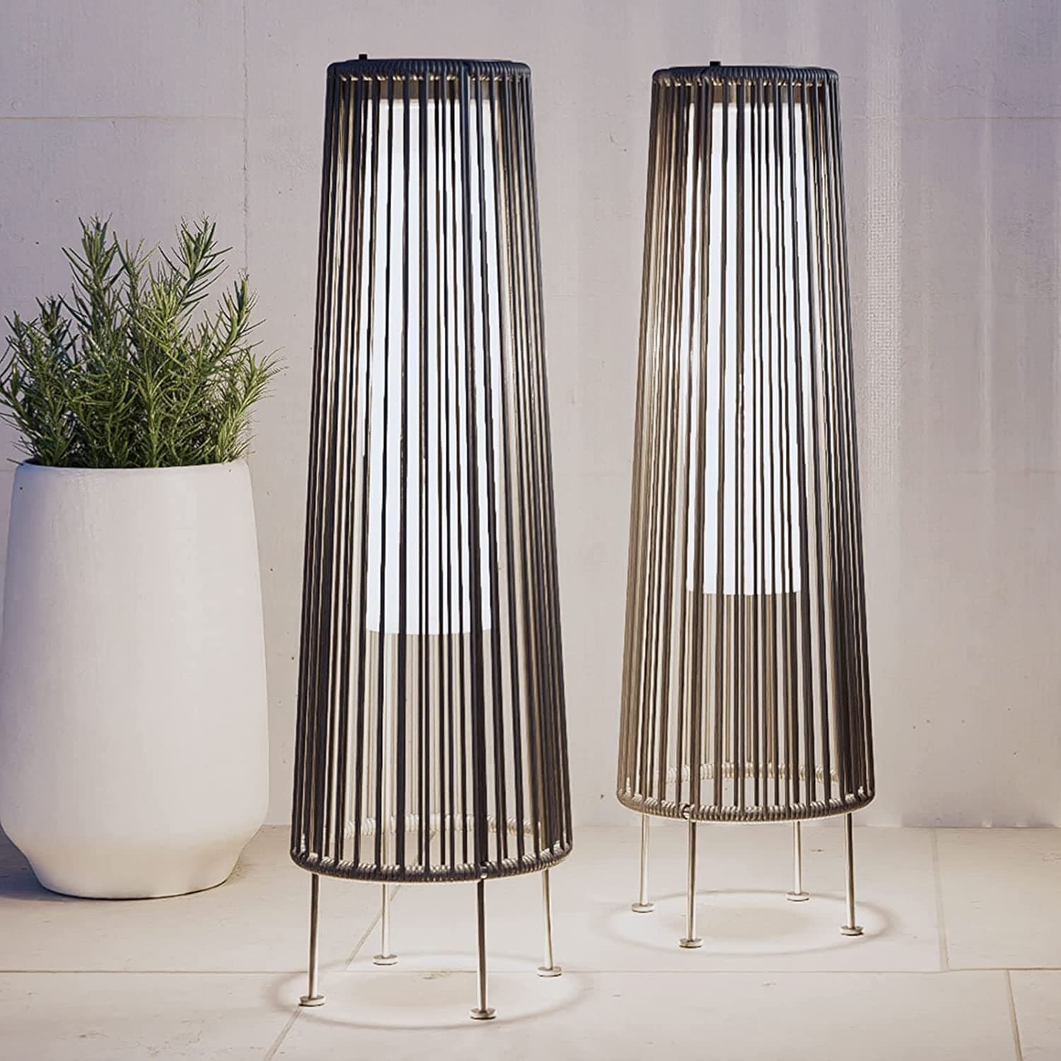 Lot de 2 lampes solaires d'extérieur en osier, résistantes aux intempéries, idéales pour terrasse, porche, cour ou jardin.