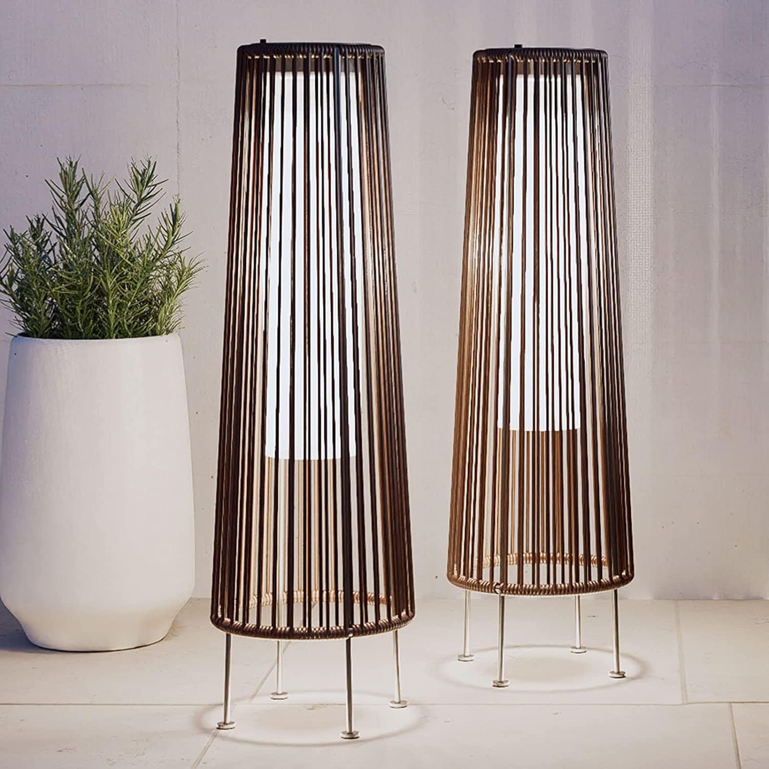Lot de 2 lampes solaires d'extérieur en osier, résistantes aux intempéries, idéales pour terrasse, porche, cour ou jardin.
