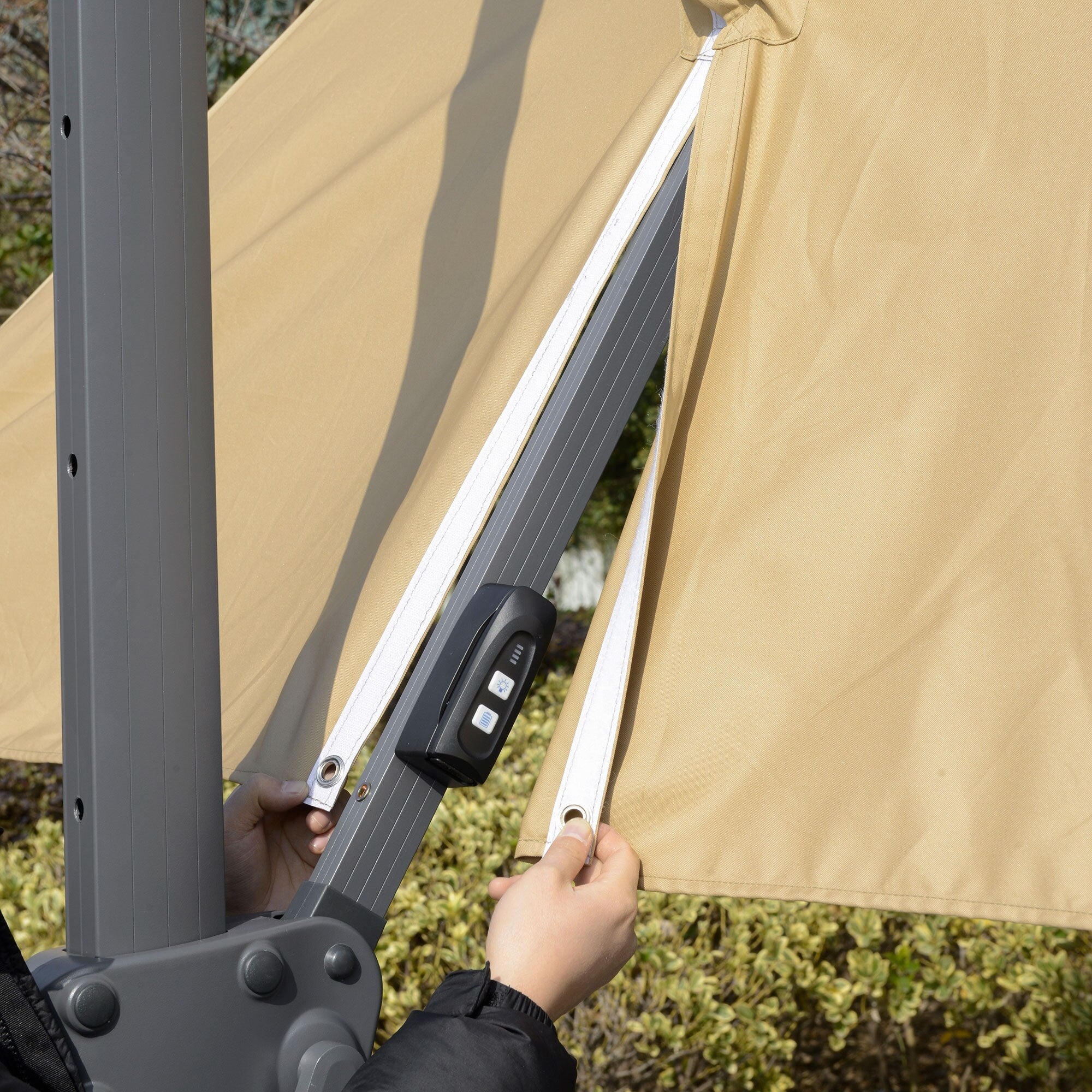 Parasol de terrasse solaire à LED Outsunny de 3 m, parasol suspendu décalé avec rotation à 360°, base croisée, 8 baleines, inclinaison et manivelle