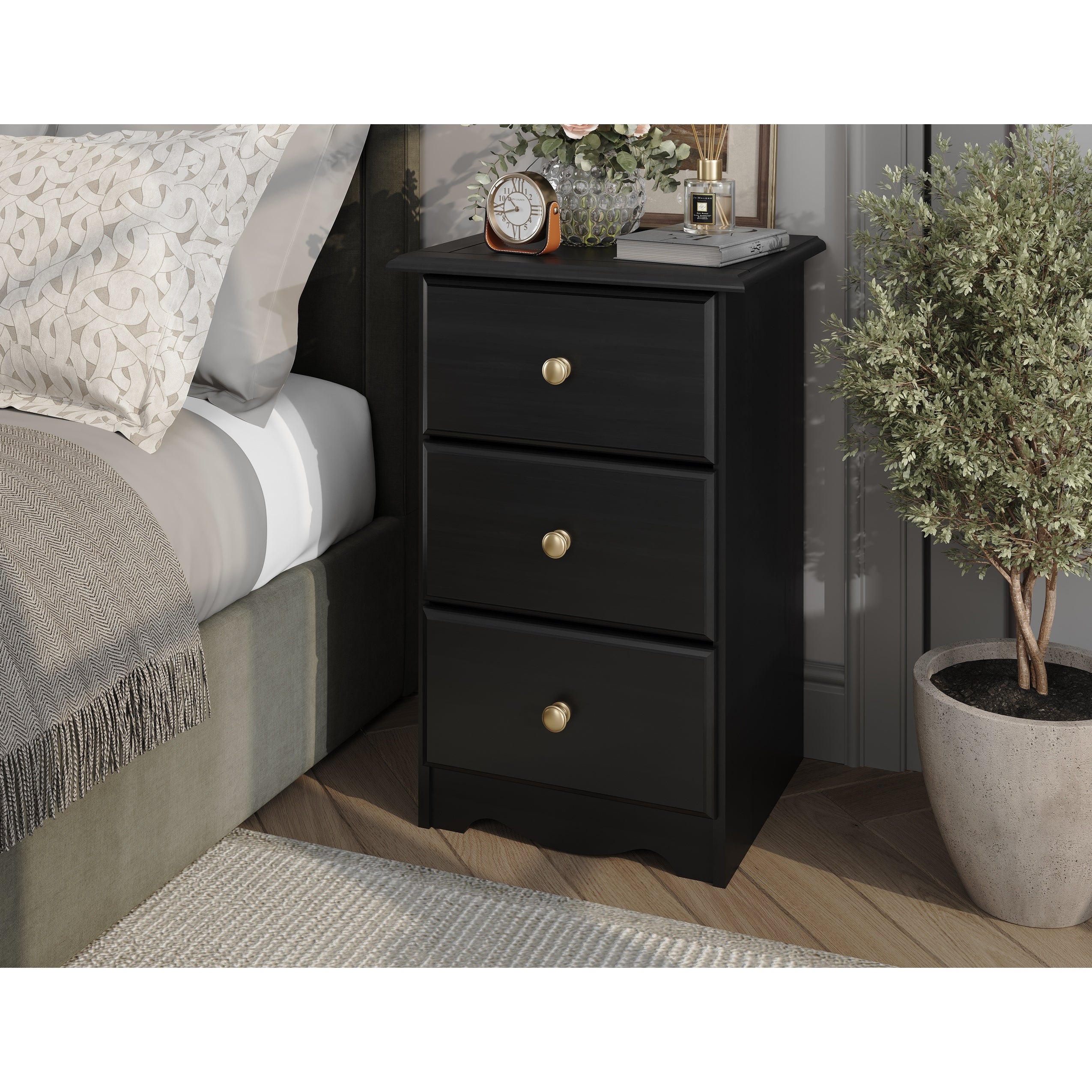 Table de chevet 3 tiroirs 100 % bois massif de Palace Imports avec boutons en métal ou en bois