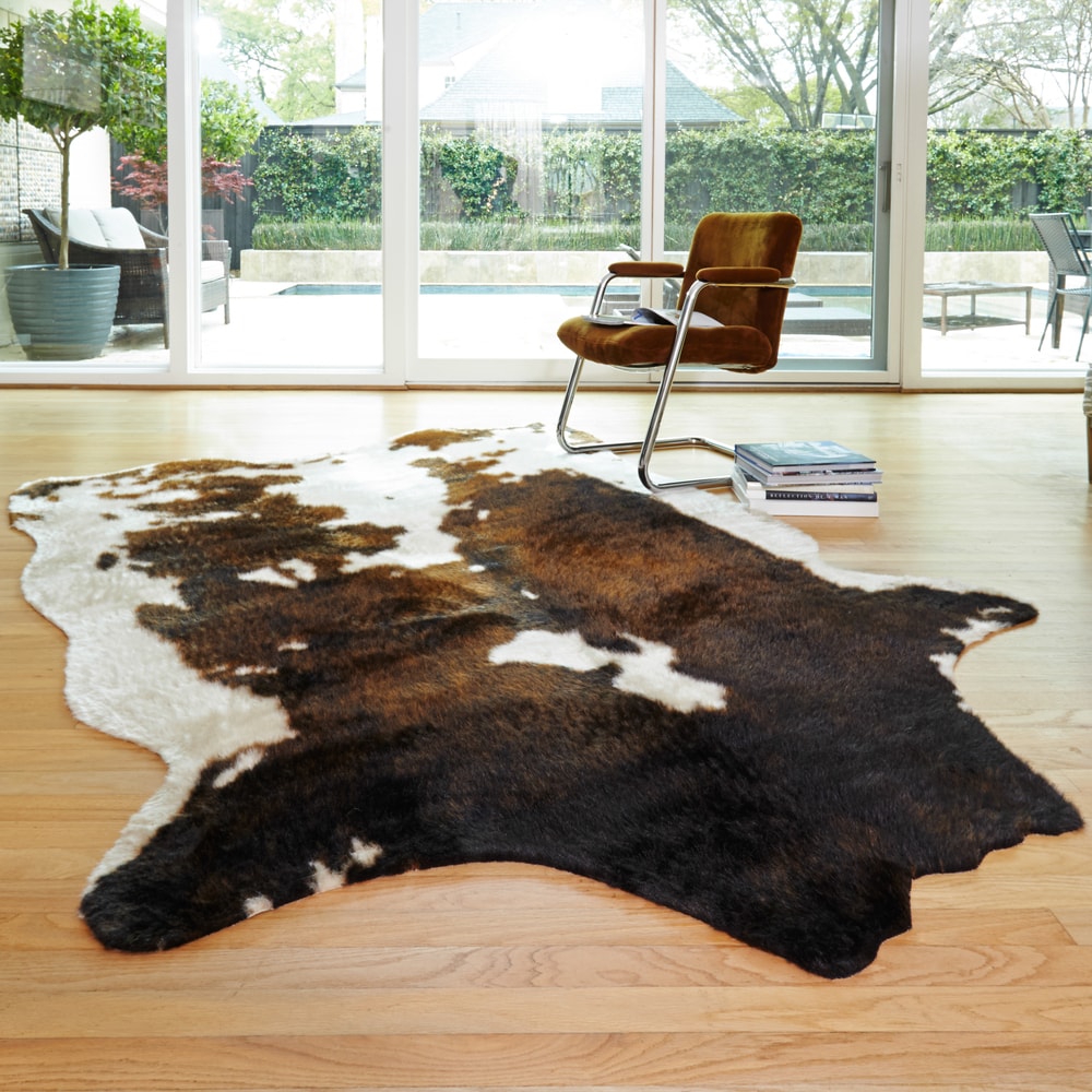 Tapis en fausse peau de vache Yosemite d'Alexander Home