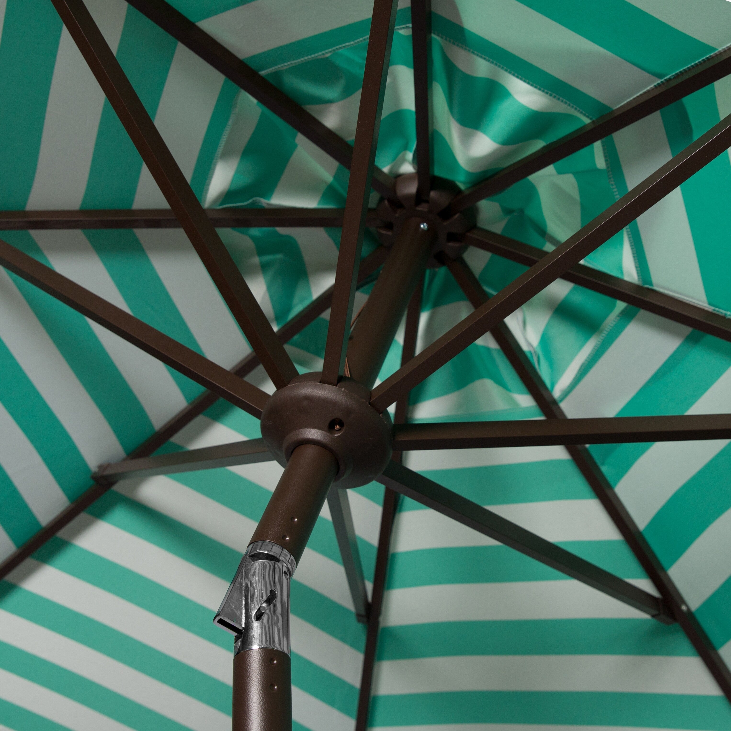 Parasol d'extérieur à manivelle rayé SAFAVIEH Hadire Inside Out de 9 pieds