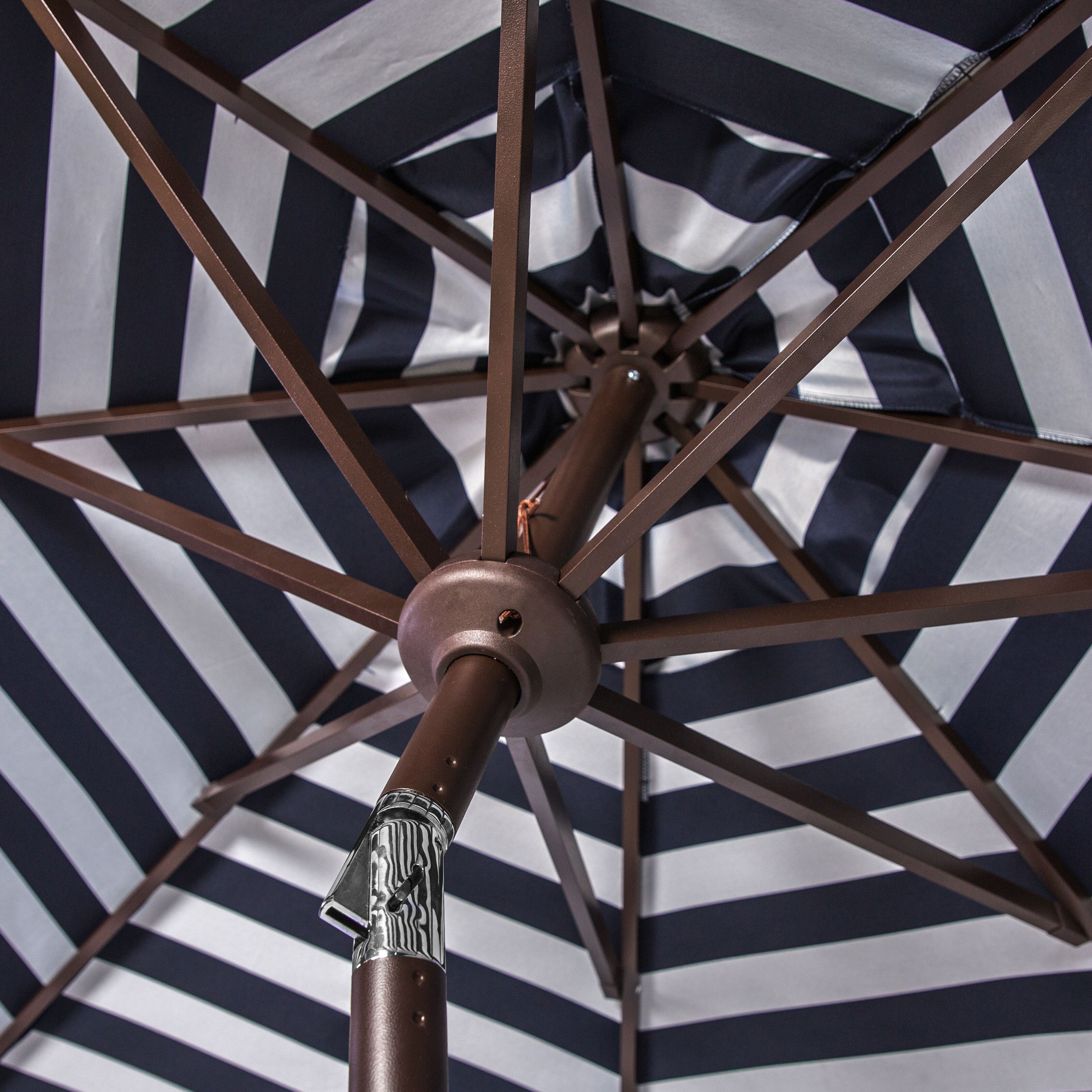 Parasol d'extérieur à manivelle rayé SAFAVIEH Hadire Inside Out de 9 pieds