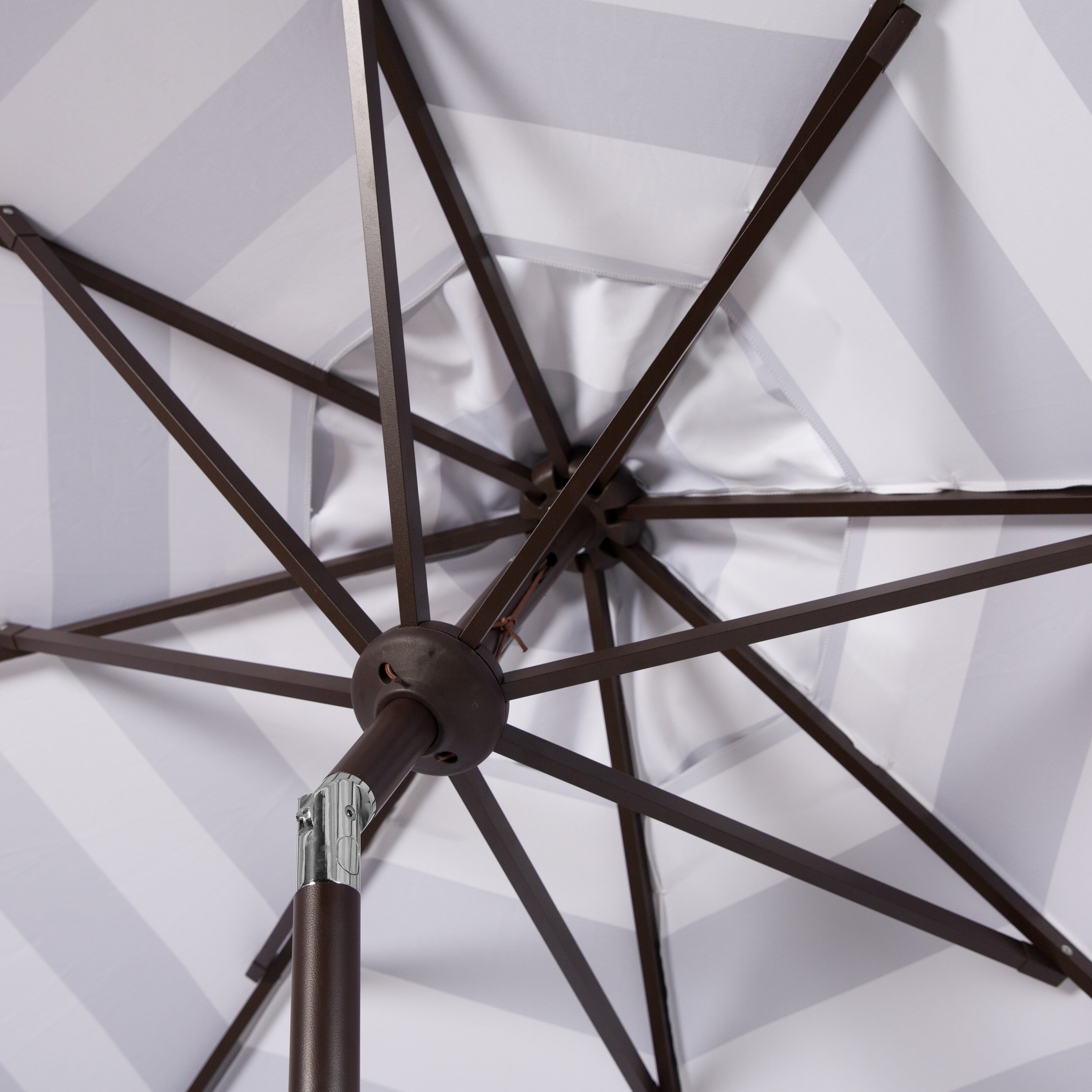 Parapluie à manivelle rayé SAFAVIEH Nargiz de 2,7 m, à motif festonné