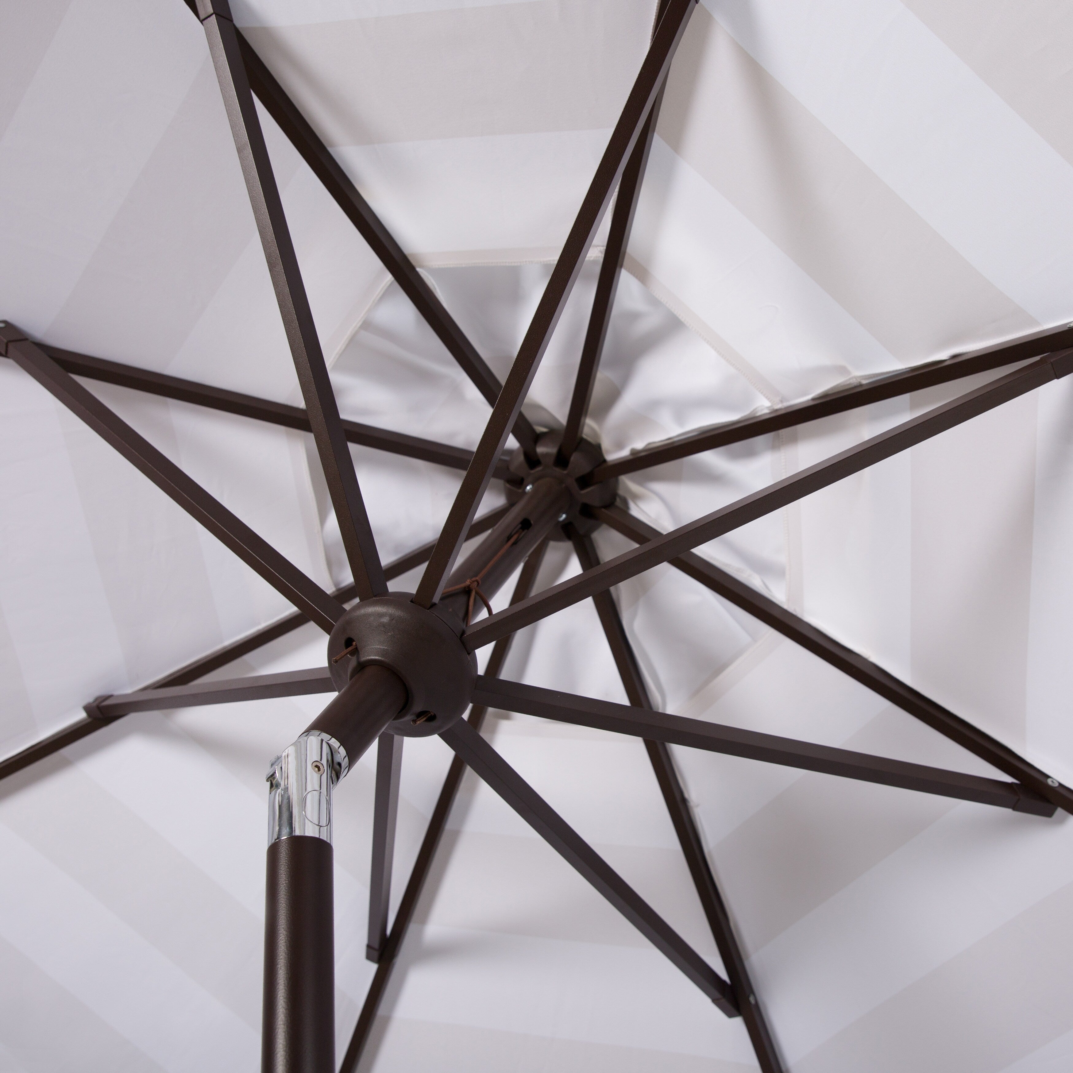 Parapluie à manivelle rayé SAFAVIEH Nargiz de 2,7 m, à motif festonné