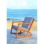 Chaise à bascule d'extérieur Makaila de SAFAVIEH avec coussin - 26 L x 31 P x 38 H