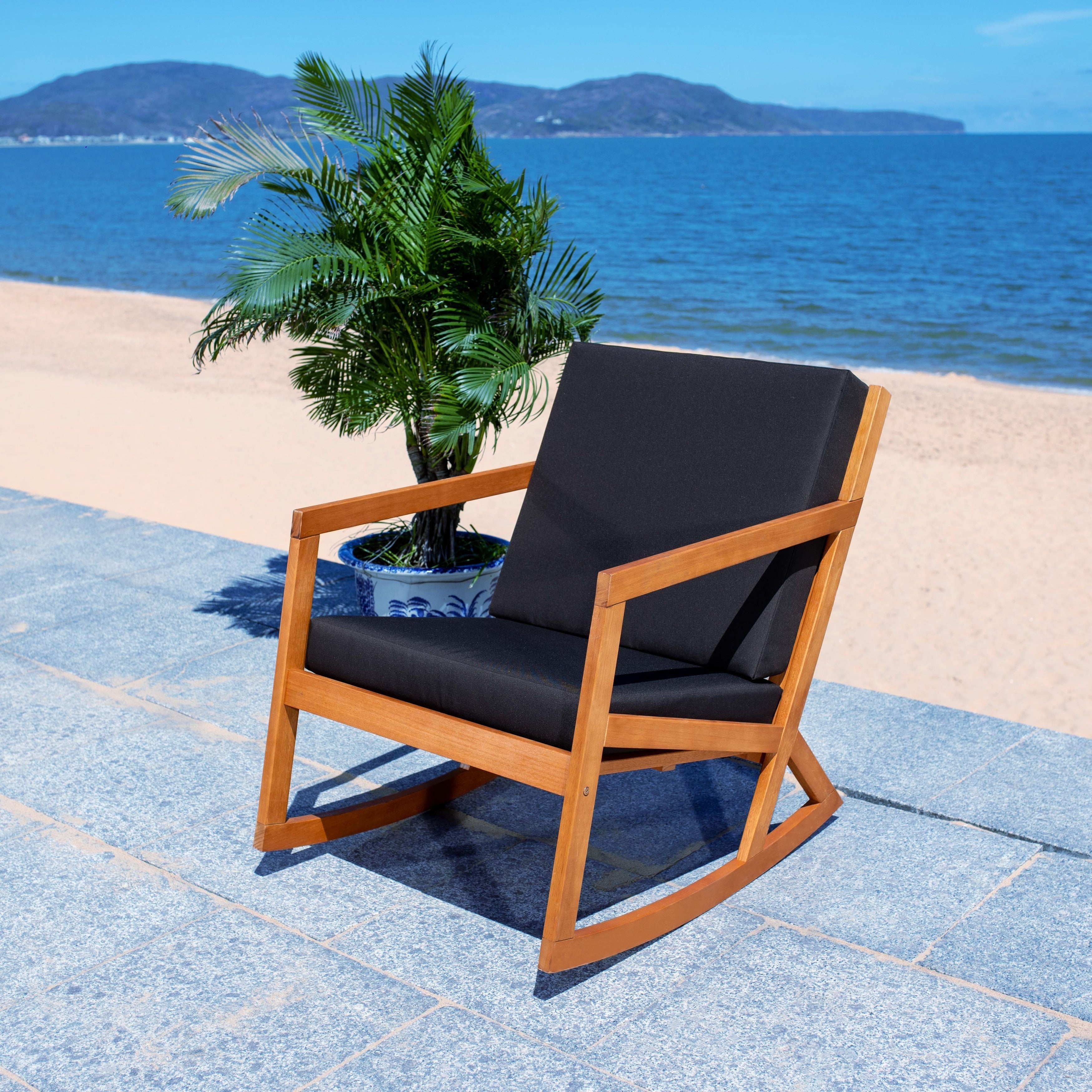 Chaise à bascule d'extérieur Makaila de SAFAVIEH avec coussin - 26 L x 31 P x 38 H