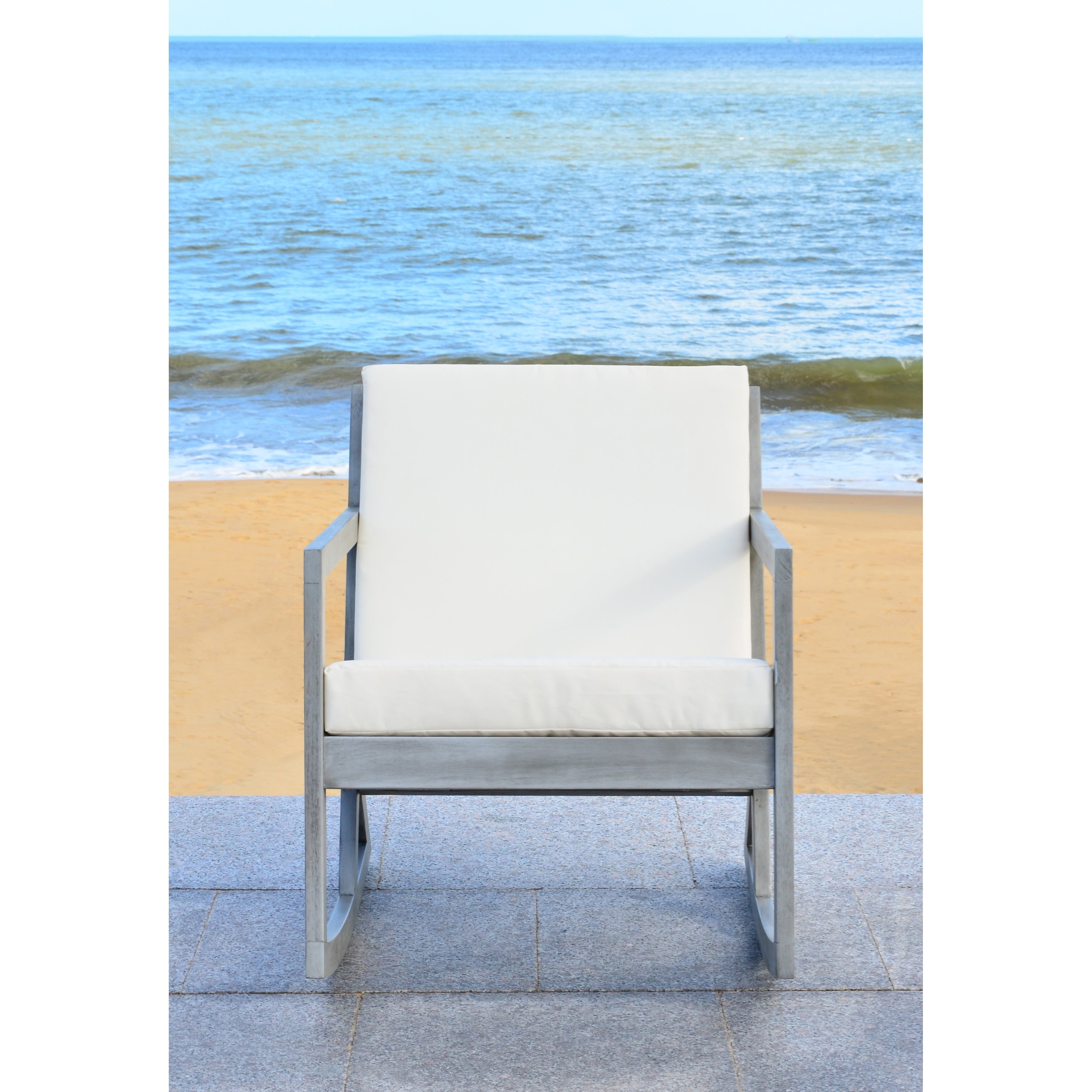 Chaise à bascule d'extérieur Makaila de SAFAVIEH avec coussin - 26 L x 31 P x 38 H