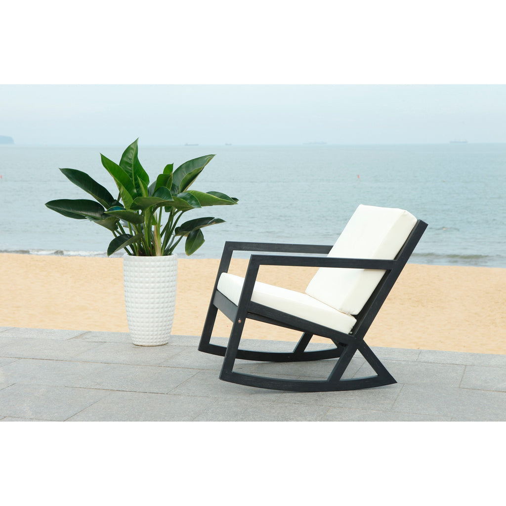 Chaise à bascule d'extérieur Makaila de SAFAVIEH avec coussin - 26 L x 31 P x 38 H