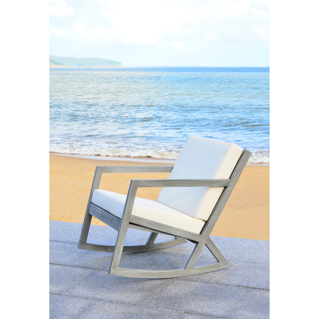 Chaise à bascule d'extérieur Makaila de SAFAVIEH avec coussin - 26 L x 31 P x 38 H