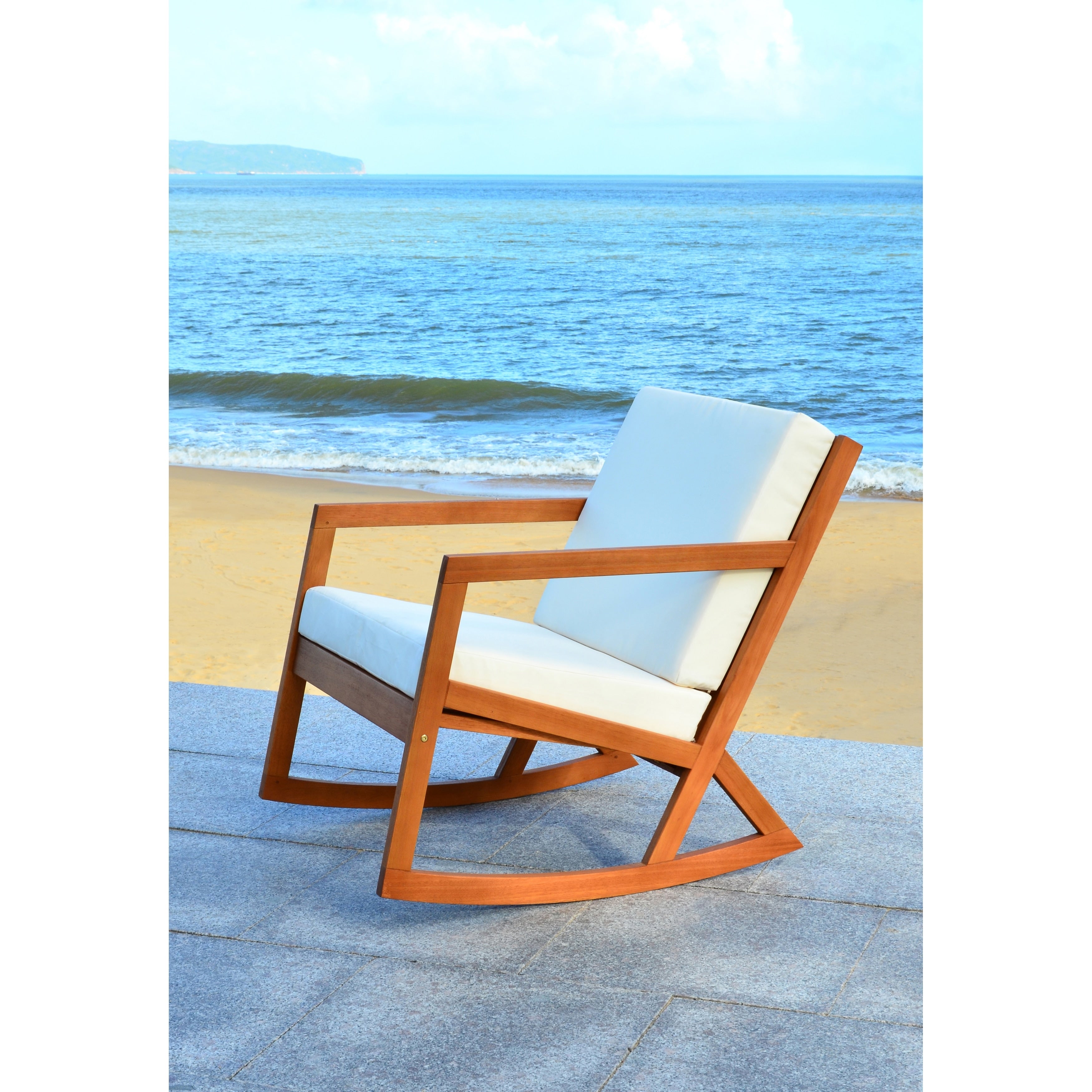 Chaise à bascule d'extérieur Makaila de SAFAVIEH avec coussin - 26 L x 31 P x 38 H