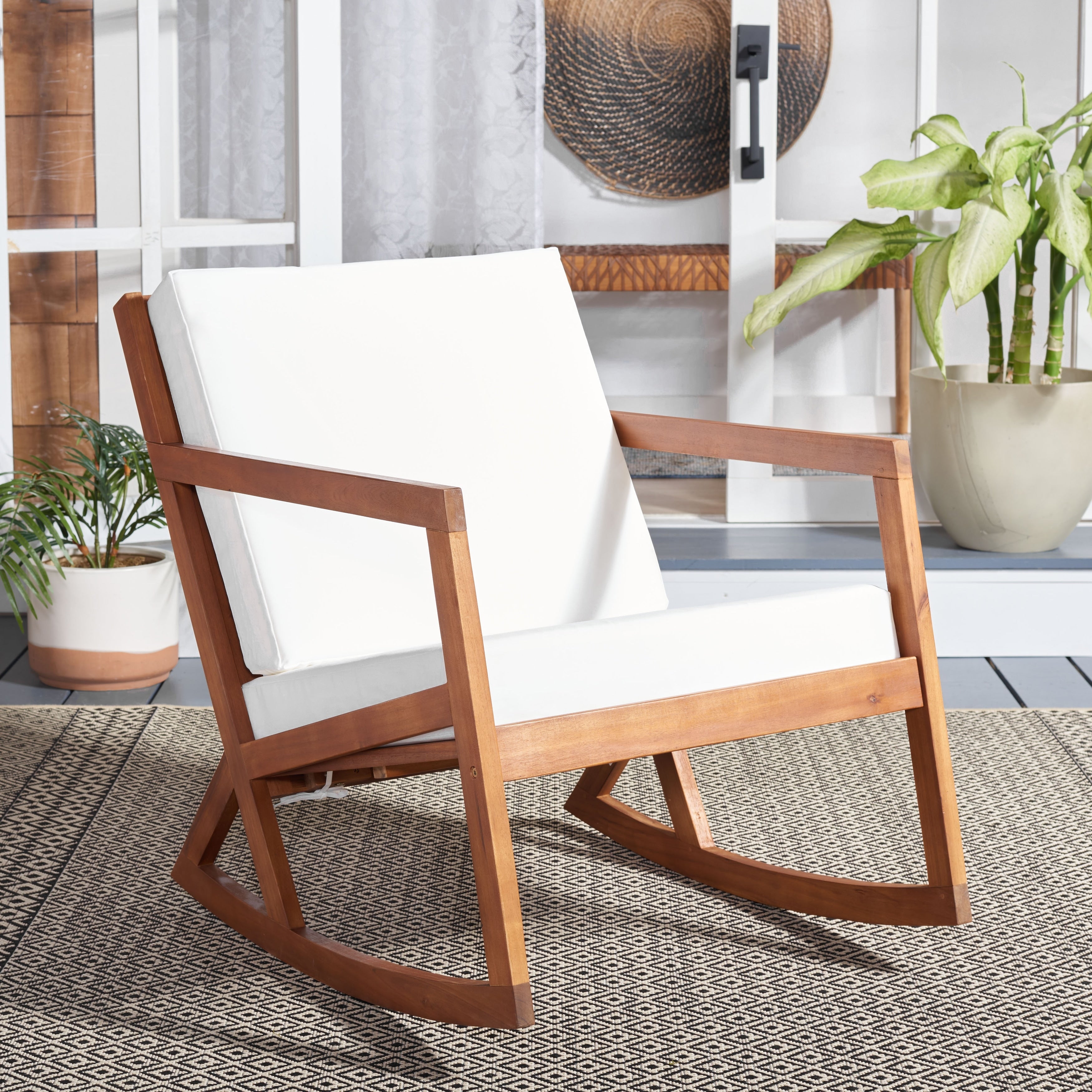 Chaise à bascule d'extérieur Makaila de SAFAVIEH avec coussin - 26 L x 31 P x 38 H
