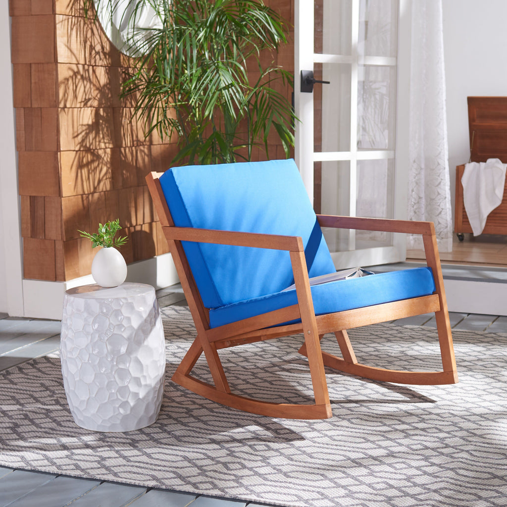 Chaise à bascule d'extérieur Makaila de SAFAVIEH avec coussin - 26 L x 31 P x 38 H