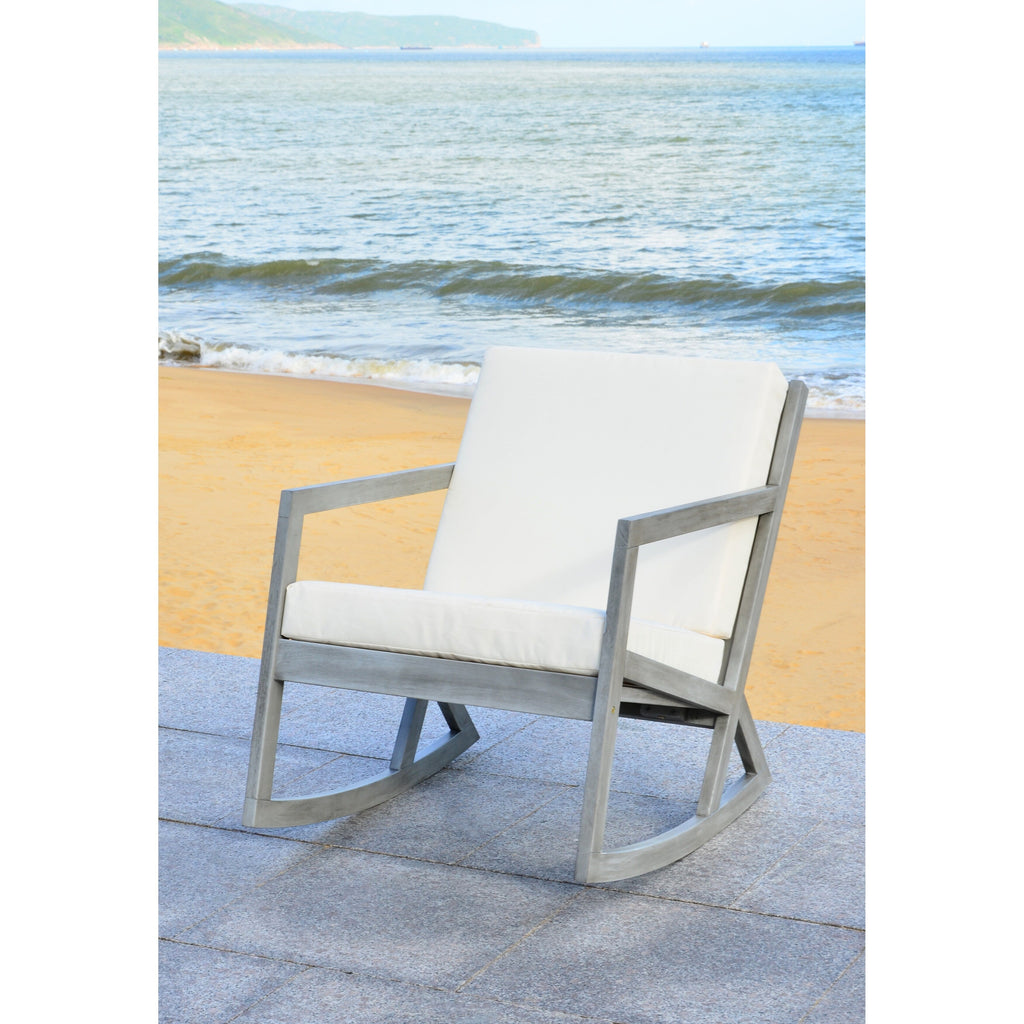 Chaise à bascule d'extérieur Makaila de SAFAVIEH avec coussin - 26 L x 31 P x 38 H