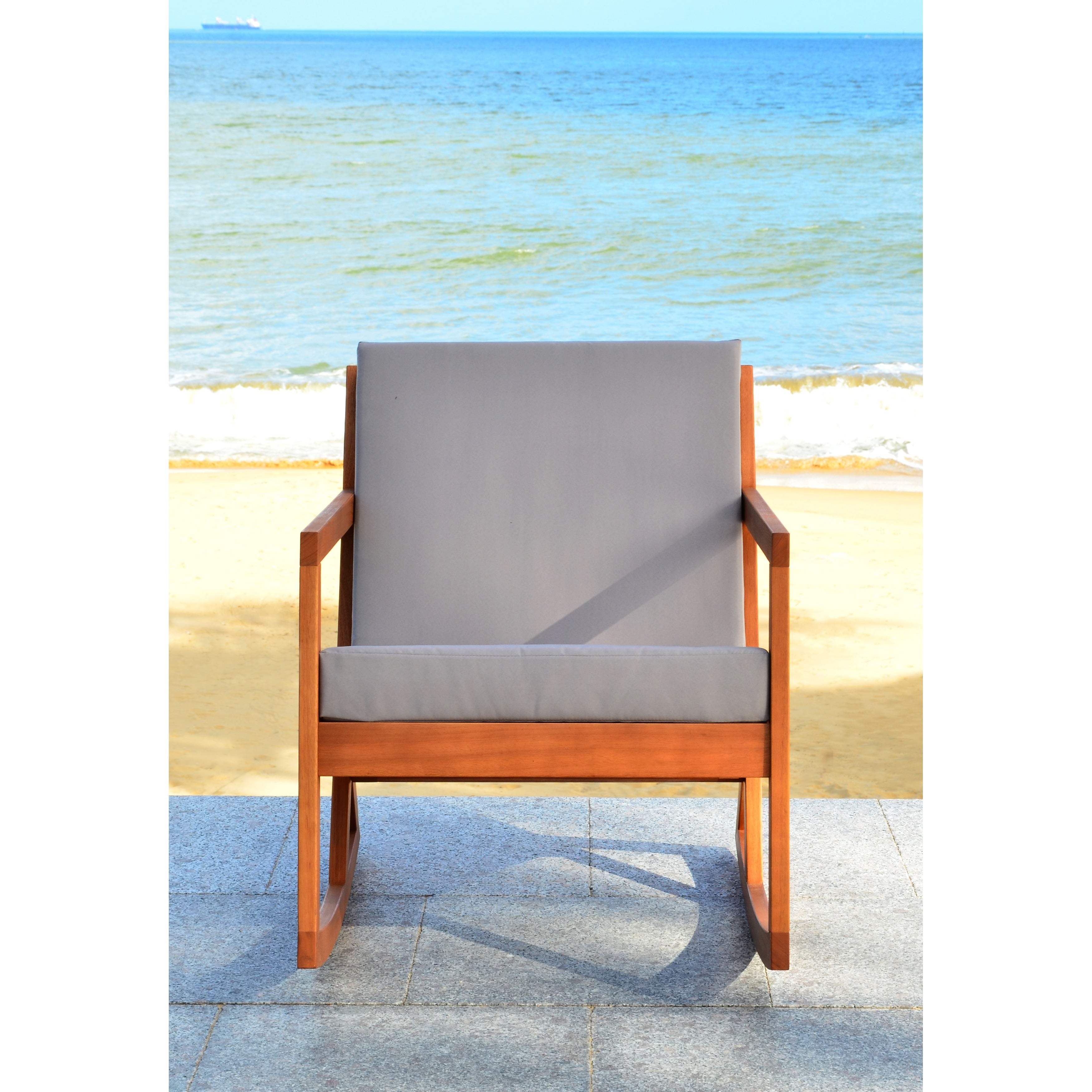 Chaise à bascule d'extérieur Makaila de SAFAVIEH avec coussin - 26 L x 31 P x 38 H