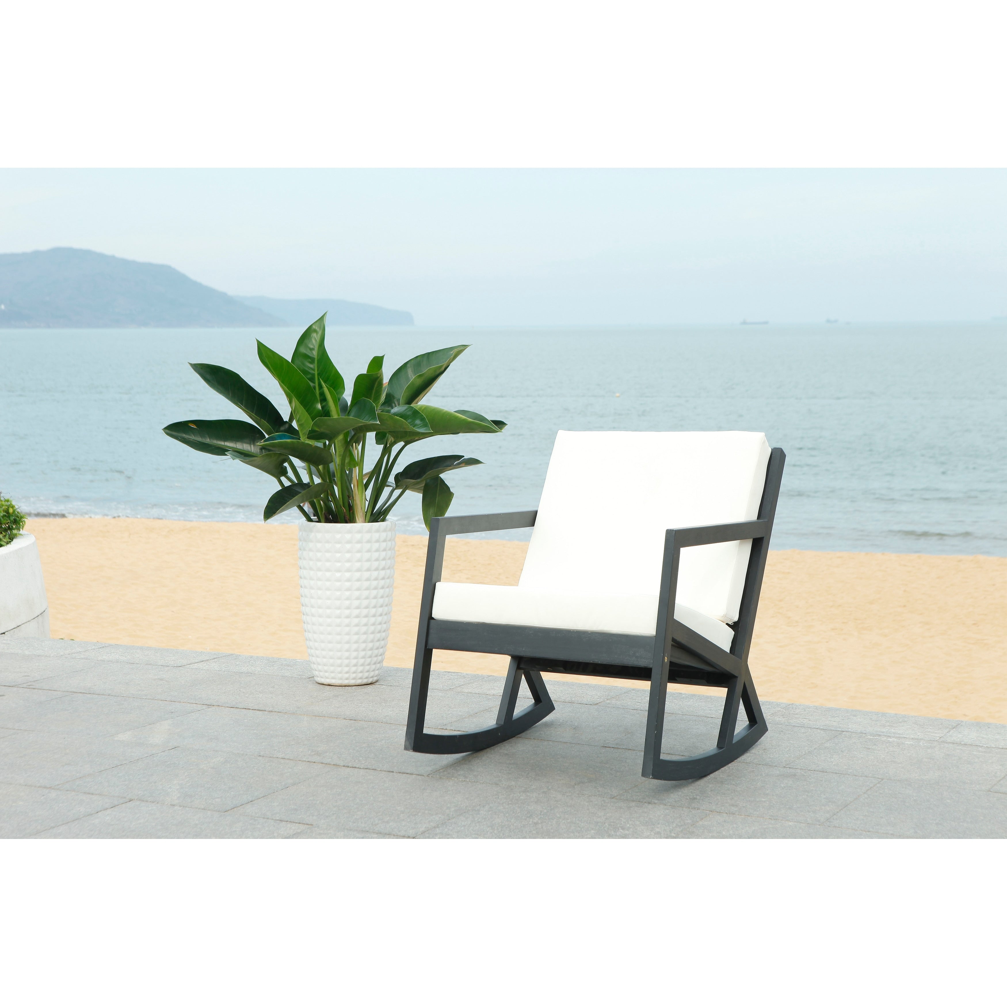 Chaise à bascule d'extérieur Makaila de SAFAVIEH avec coussin - 26 L x 31 P x 38 H