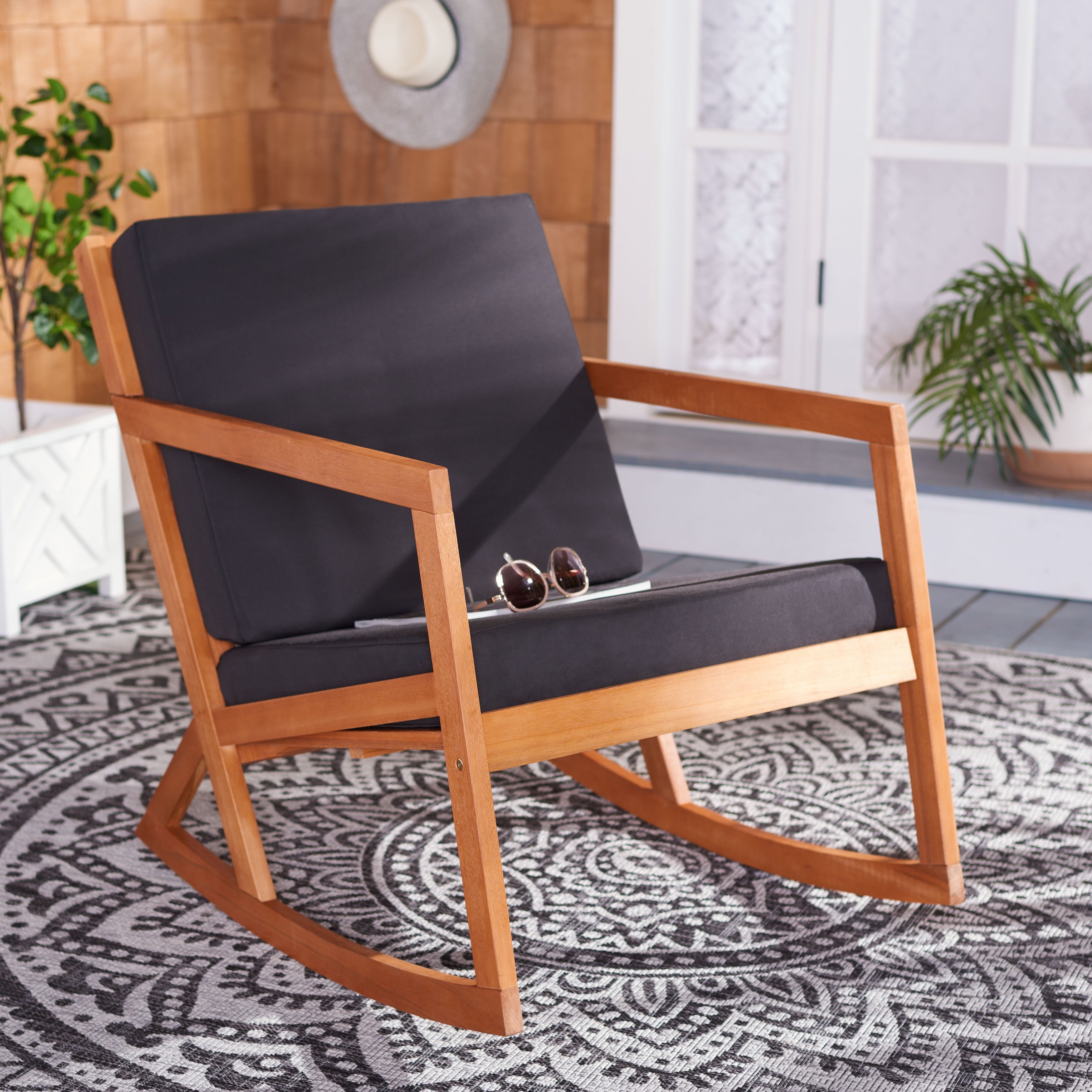 Chaise à bascule d'extérieur Makaila de SAFAVIEH avec coussin - 26 L x 31 P x 38 H