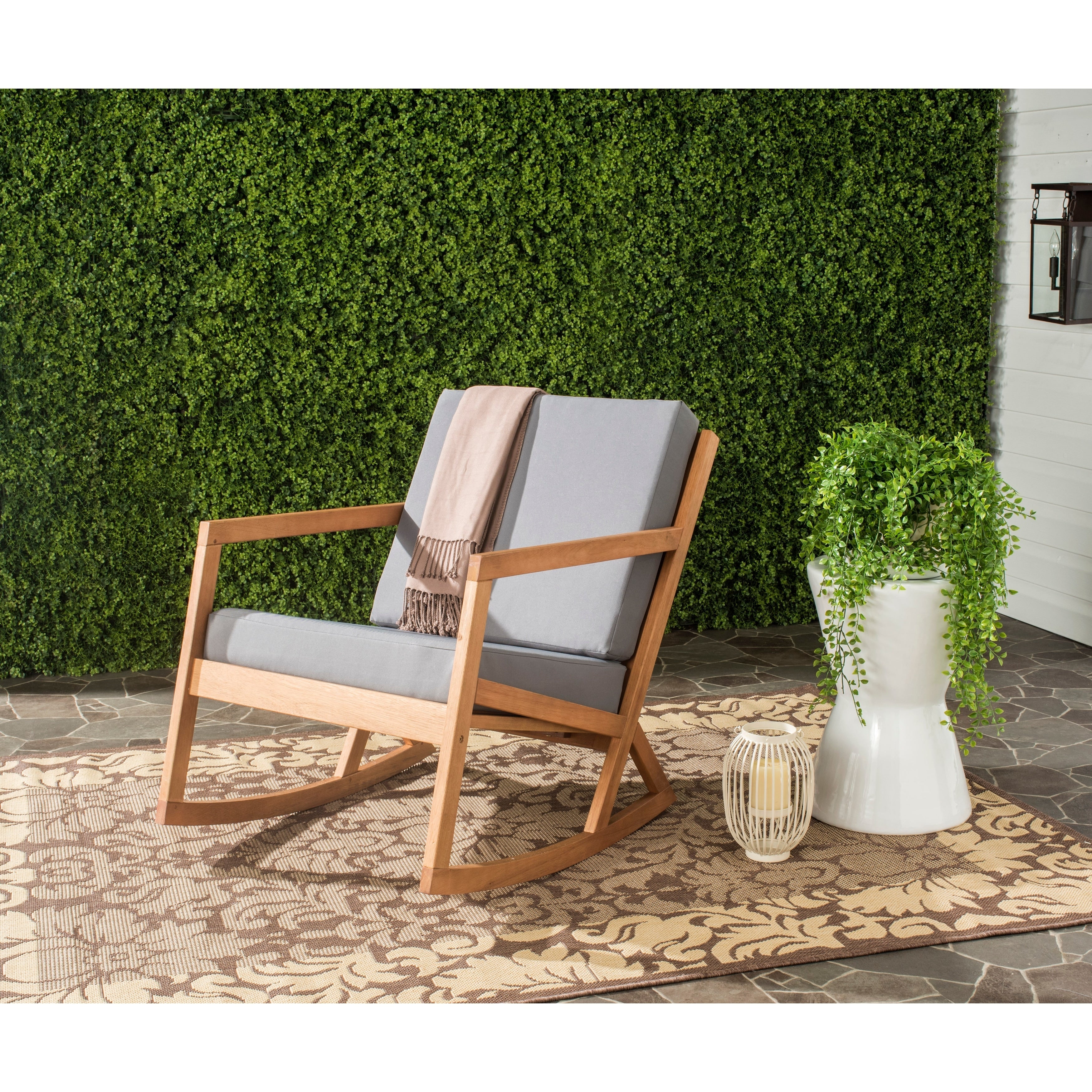 Chaise à bascule d'extérieur Makaila de SAFAVIEH avec coussin - 26 L x 31 P x 38 H