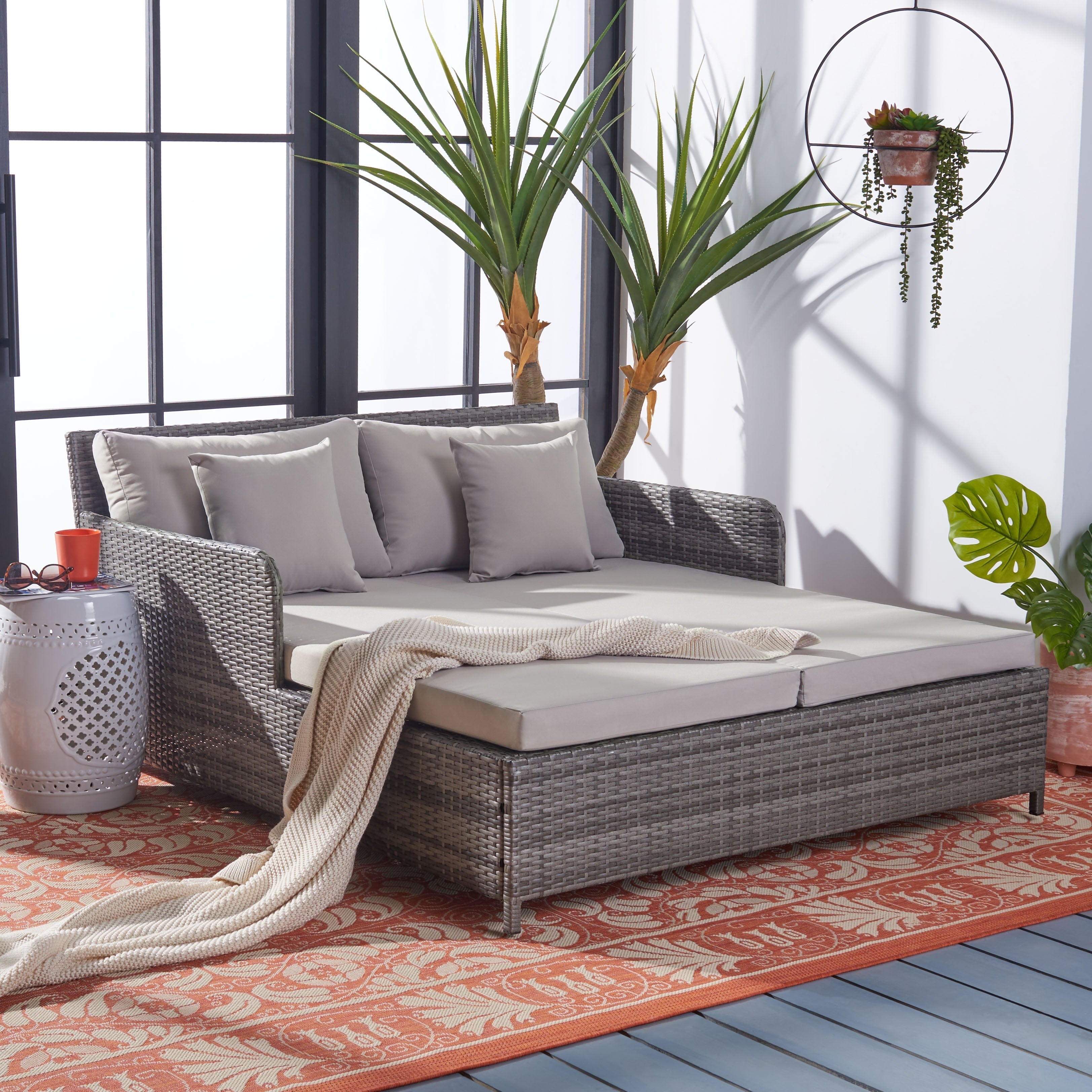 Lit de repos d'extérieur SAFAVIEH Taniyah en osier avec oreiller et coussins - 53 L x 28 P x 62 H