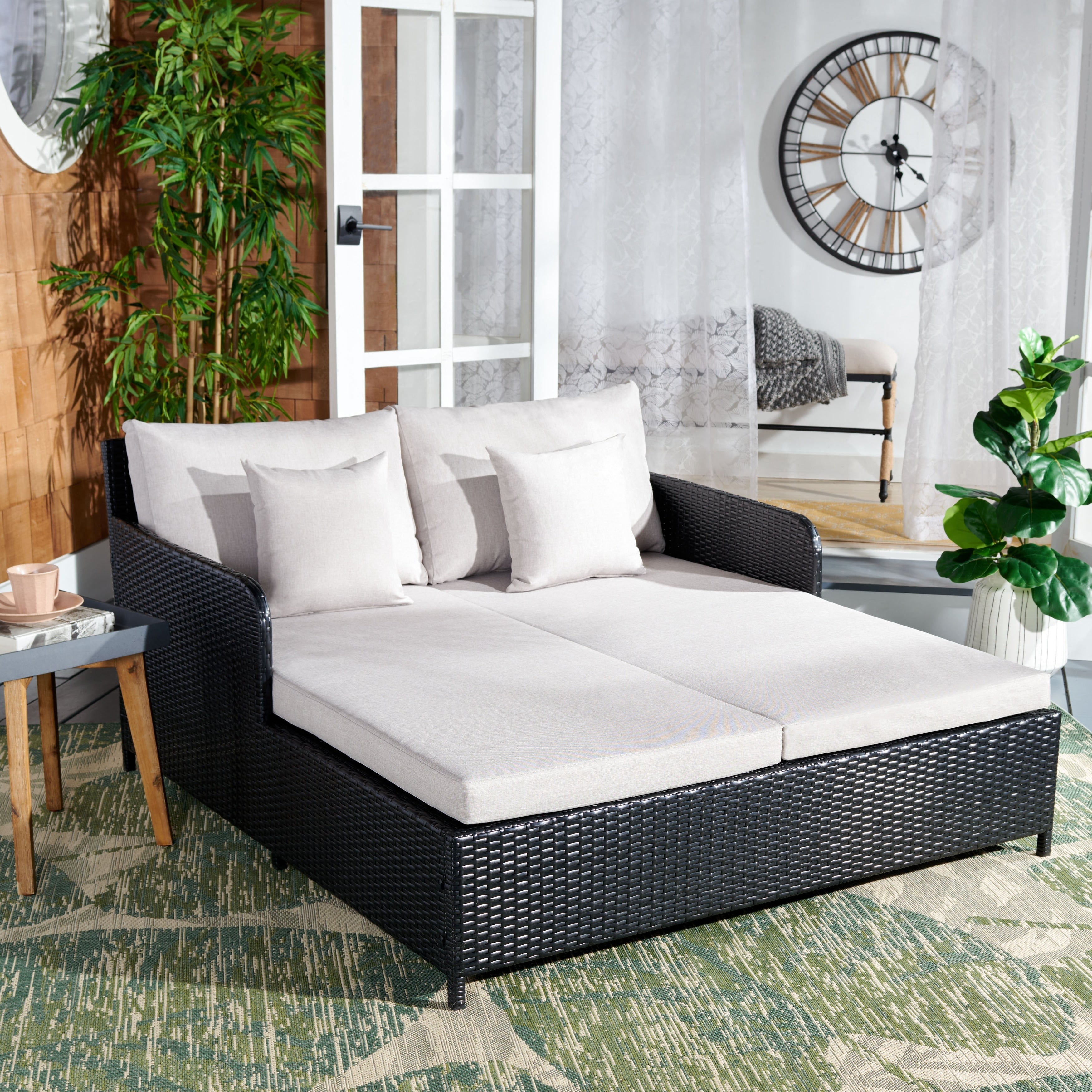 Lit de repos d'extérieur SAFAVIEH Taniyah en osier avec oreiller et coussins - 53 L x 28 P x 62 H