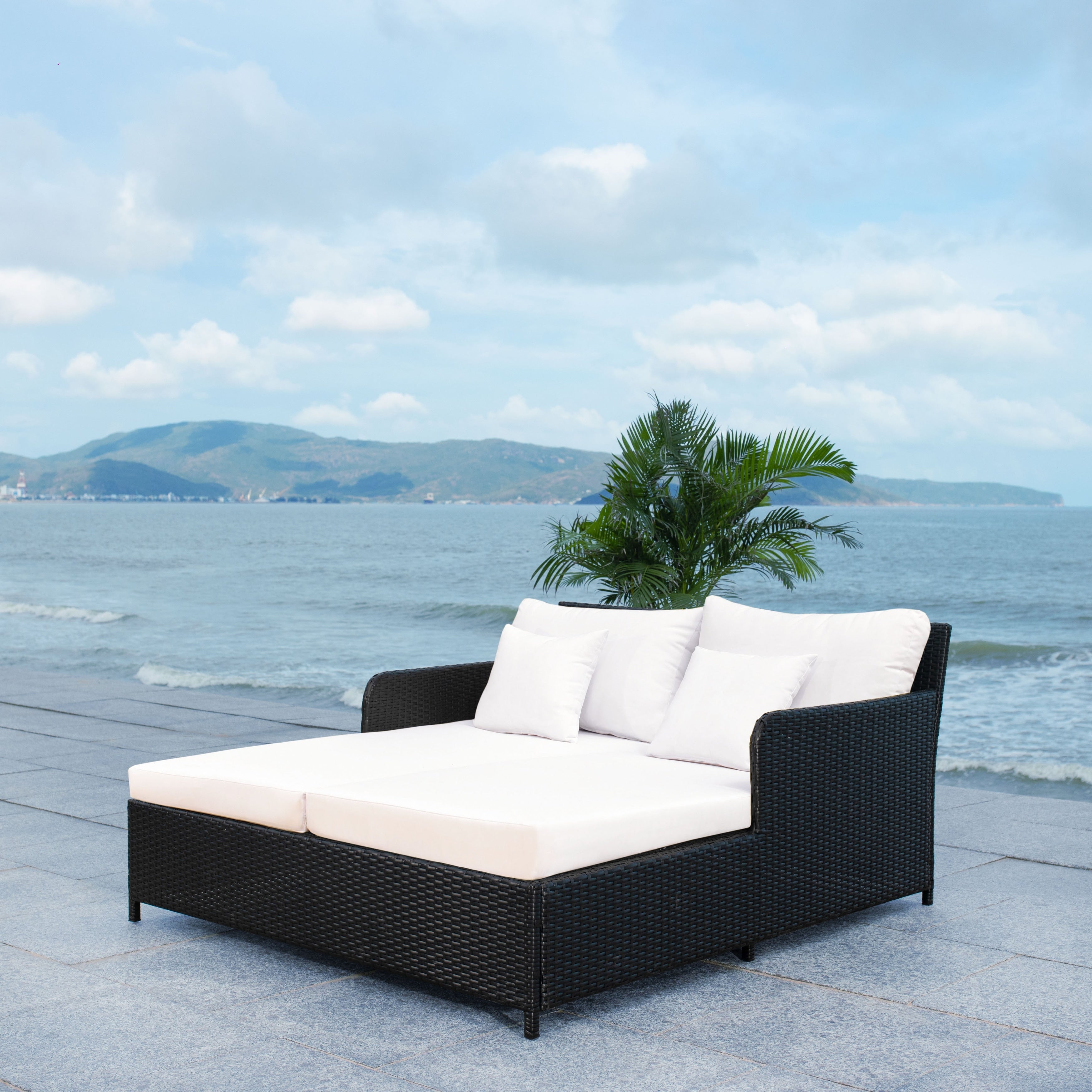 Lit de repos d'extérieur SAFAVIEH Taniyah en osier avec oreiller et coussins - 53 L x 28 P x 62 H